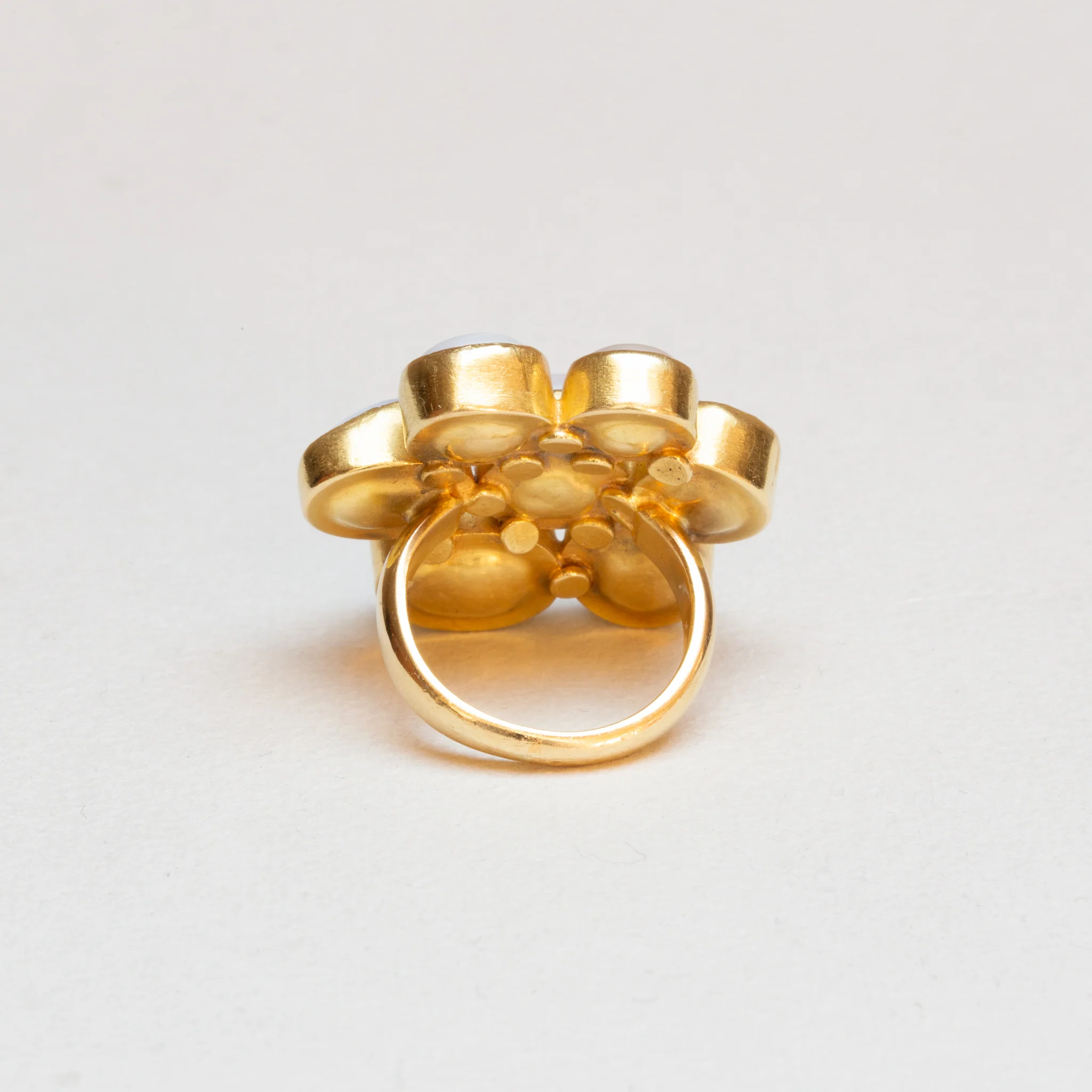 Vintage 18ct Gold Moonlight Ring with Fresh Pearls - Image 4