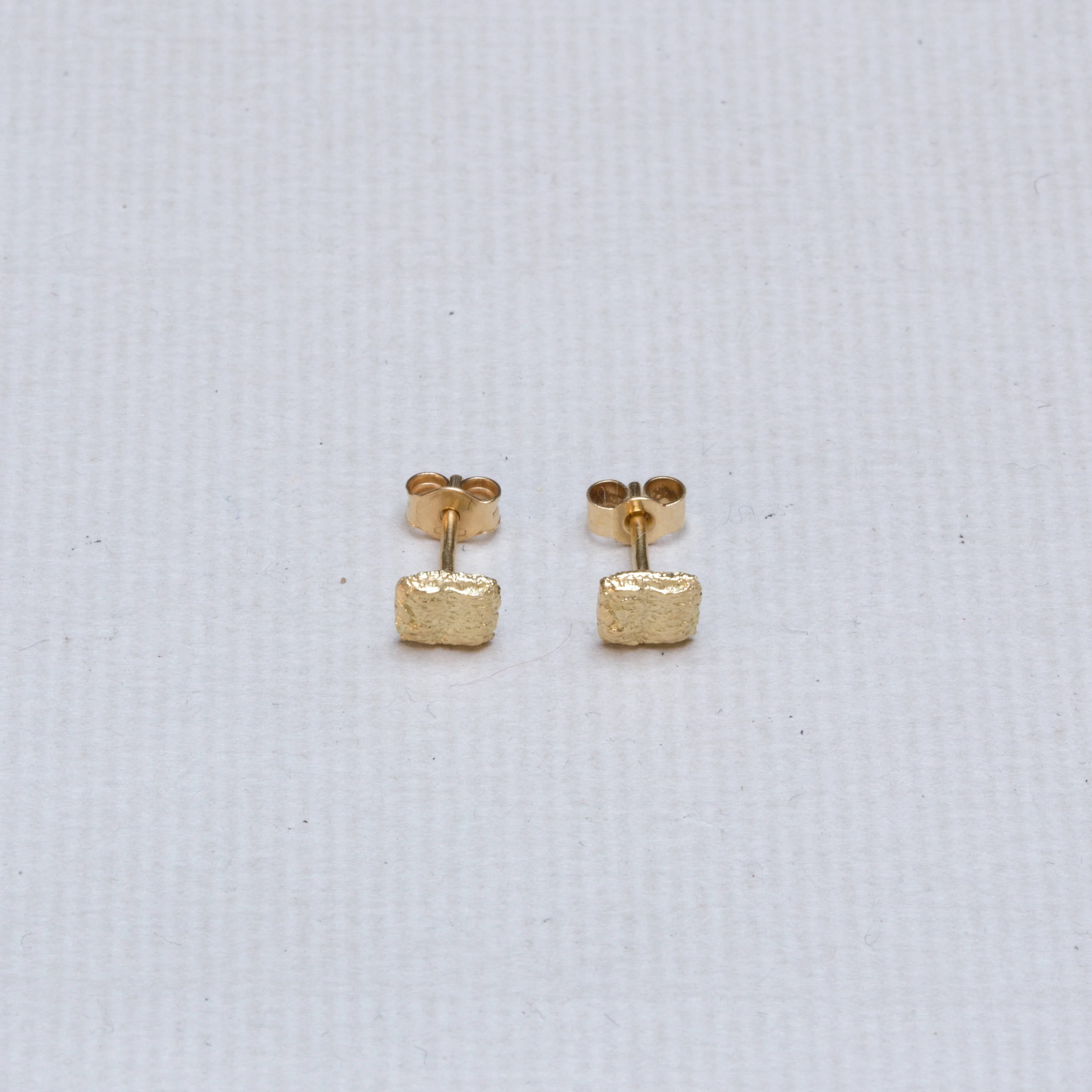 18ct Gold Square Stud Earrings - Image 3