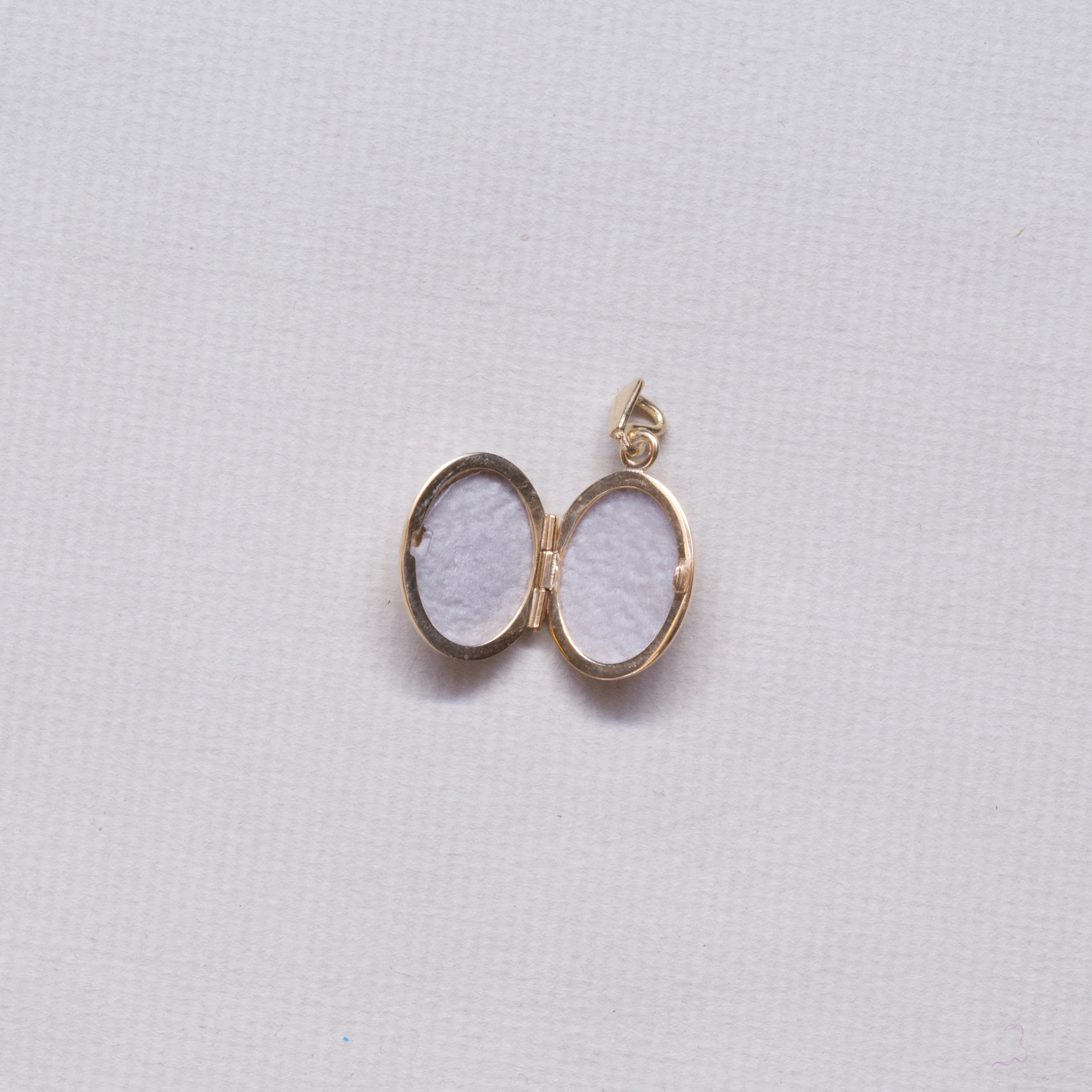9ct Gold Locket with Diamond - Image 2