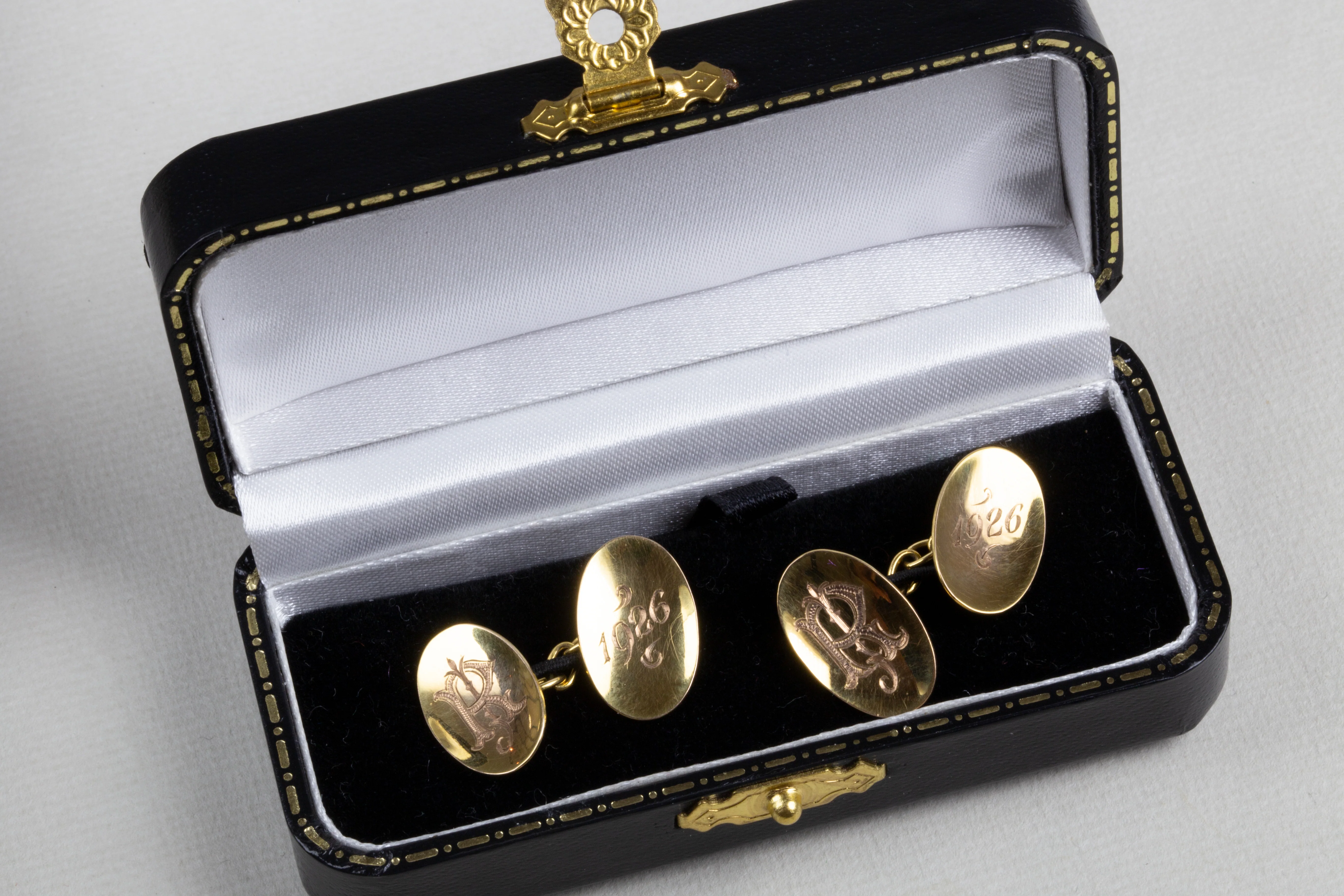 9ct Gold Vintage Cufflink "R" - Image 2