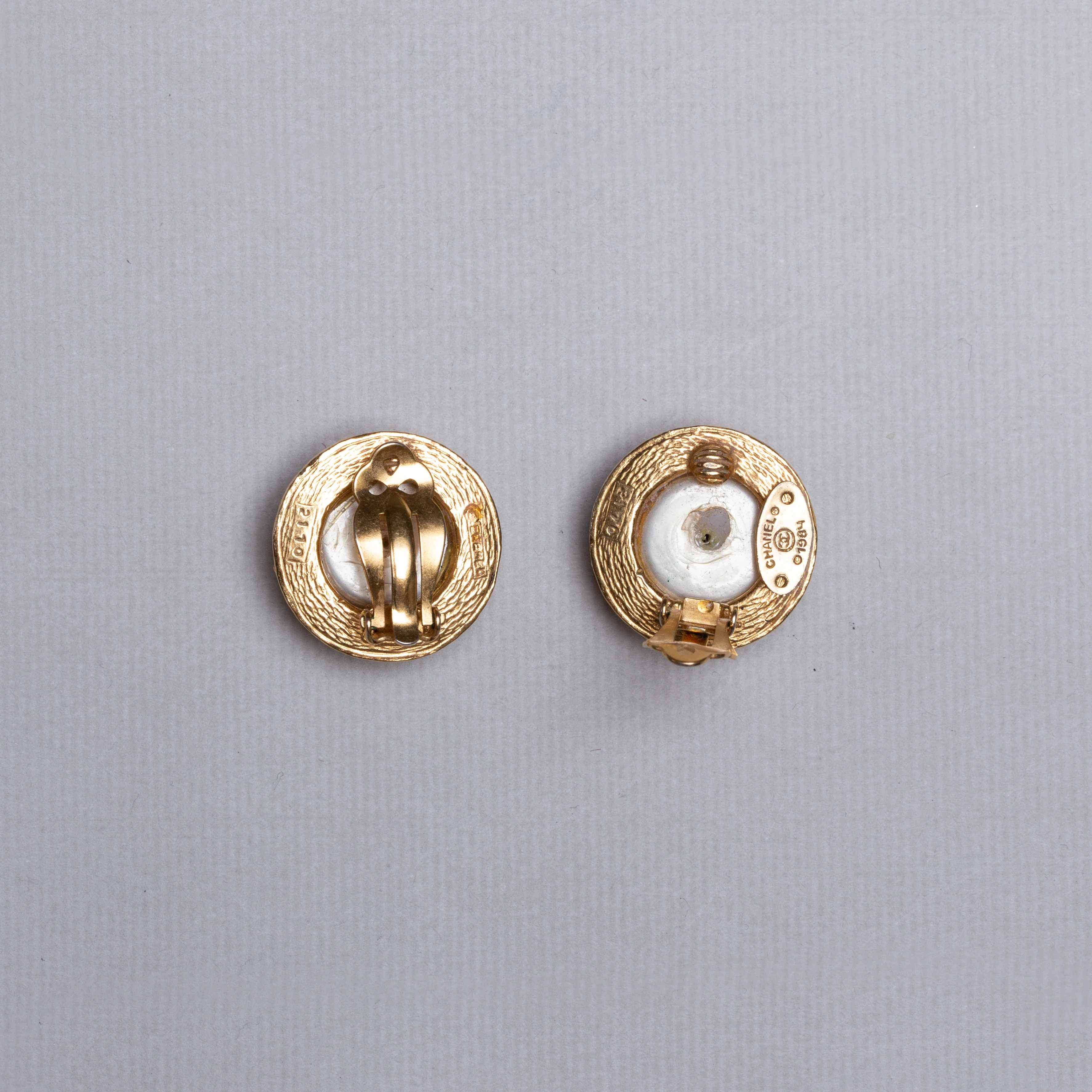 Vintage Chanel Gold Clip-on Earrings with Pearls - Image 3