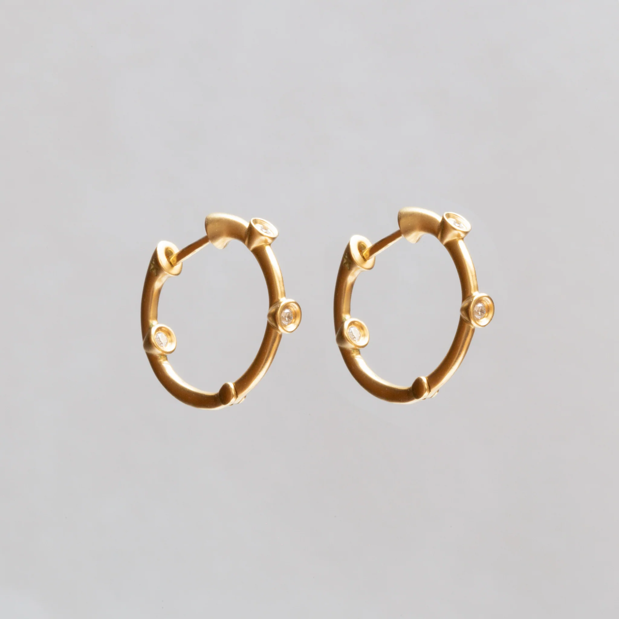 Cono Small Huggie Hoop Earrings - Image 2