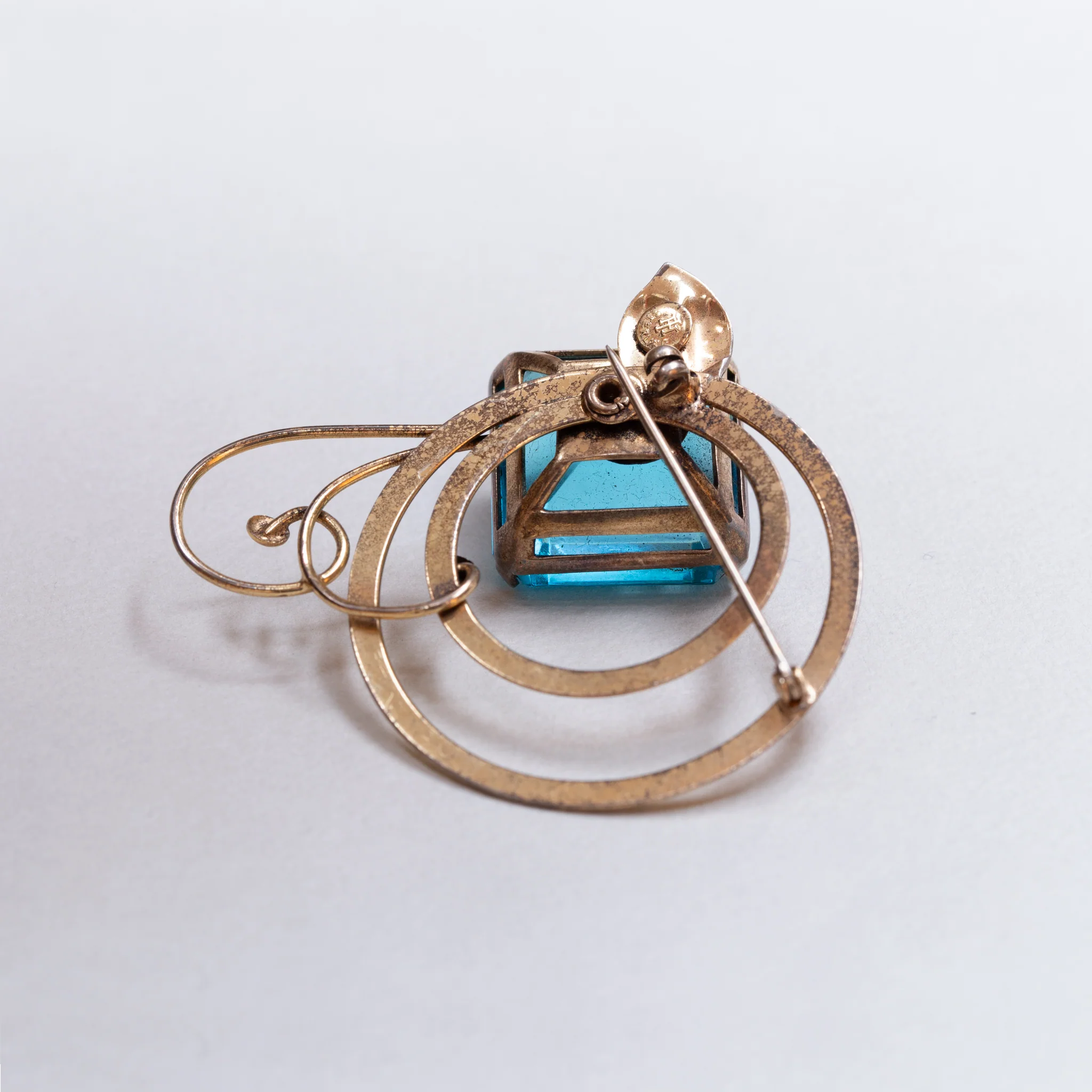 Vintage Gold Swirl Brooch with Blue Stone - Image 2