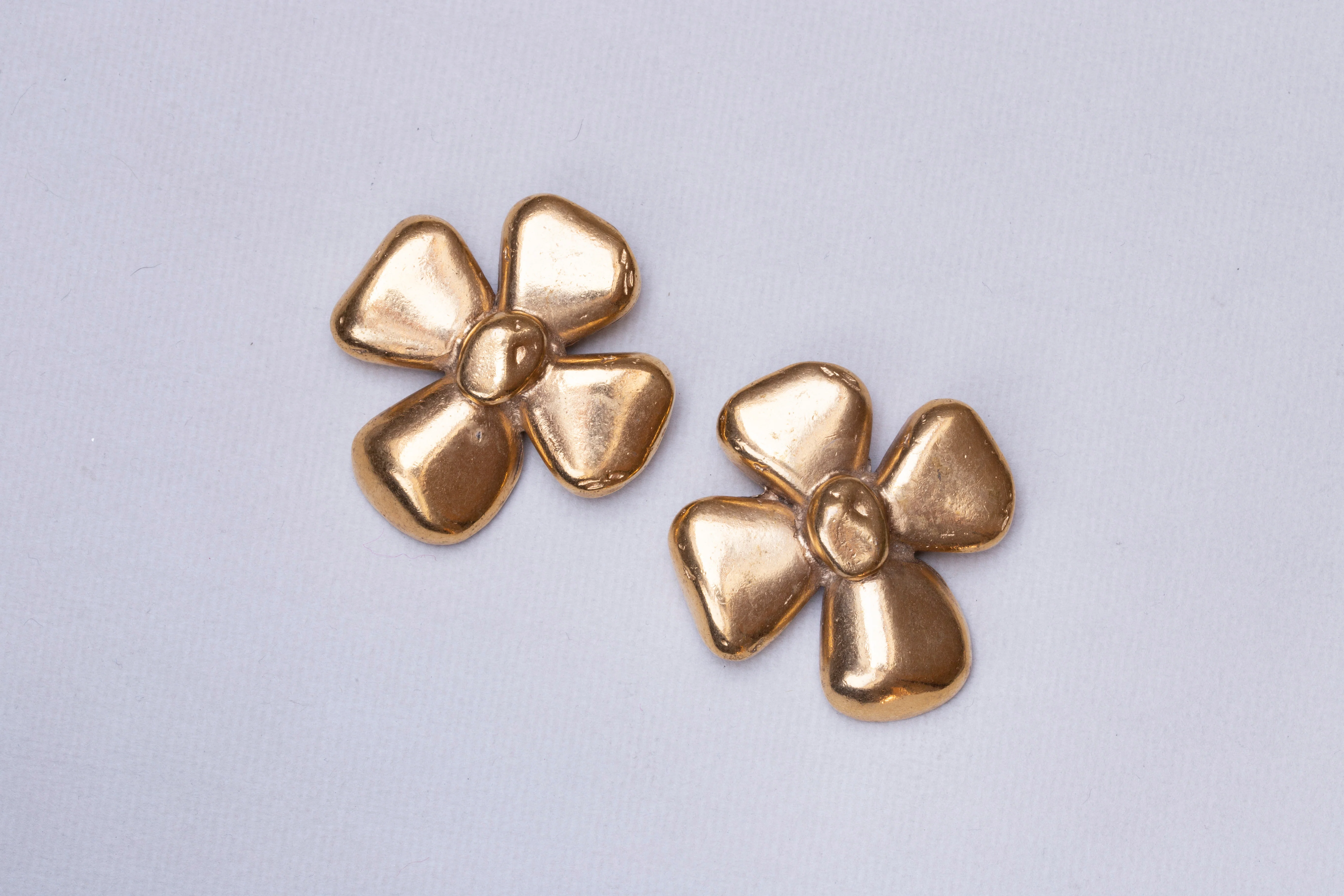 Vintage Gold Flower Clip-on Earrings - Image 2