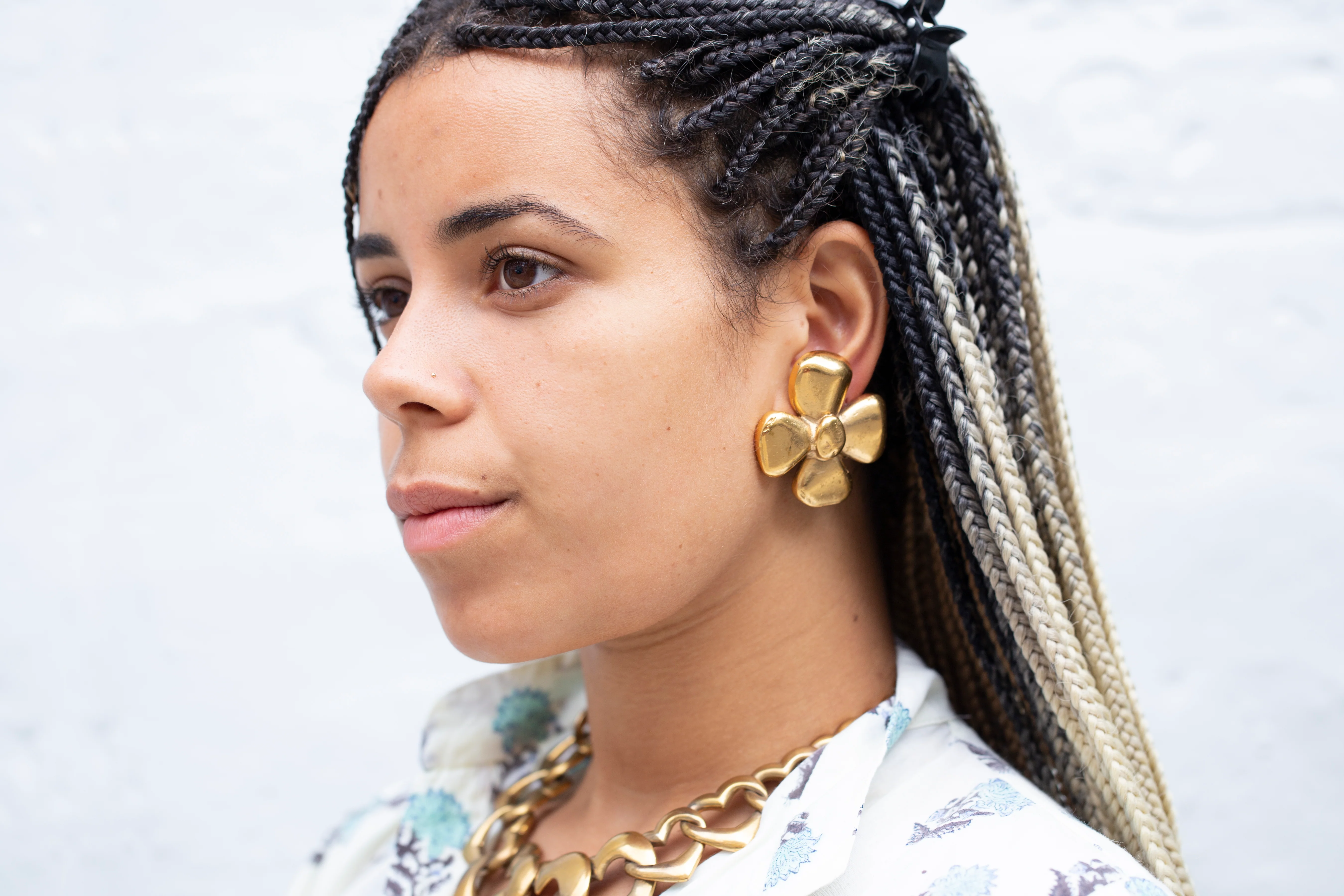 Vintage Gold Flower Clip-on Earrings - Image 3
