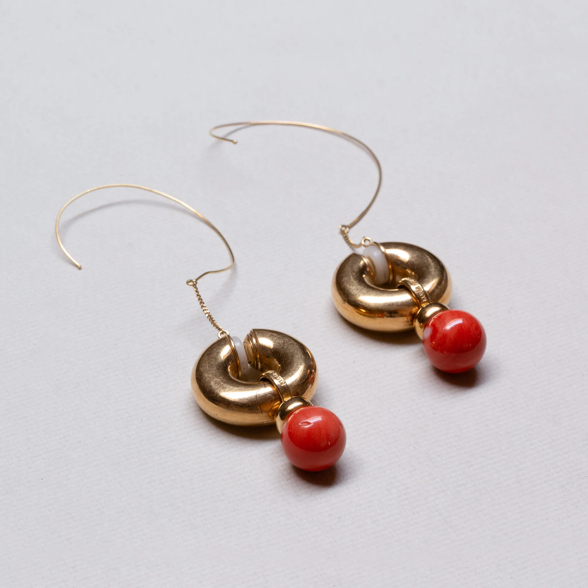 AN UNUSUAL PAIR OF 18ct Gold Clip Hoop Earrings with Coral - Image 2