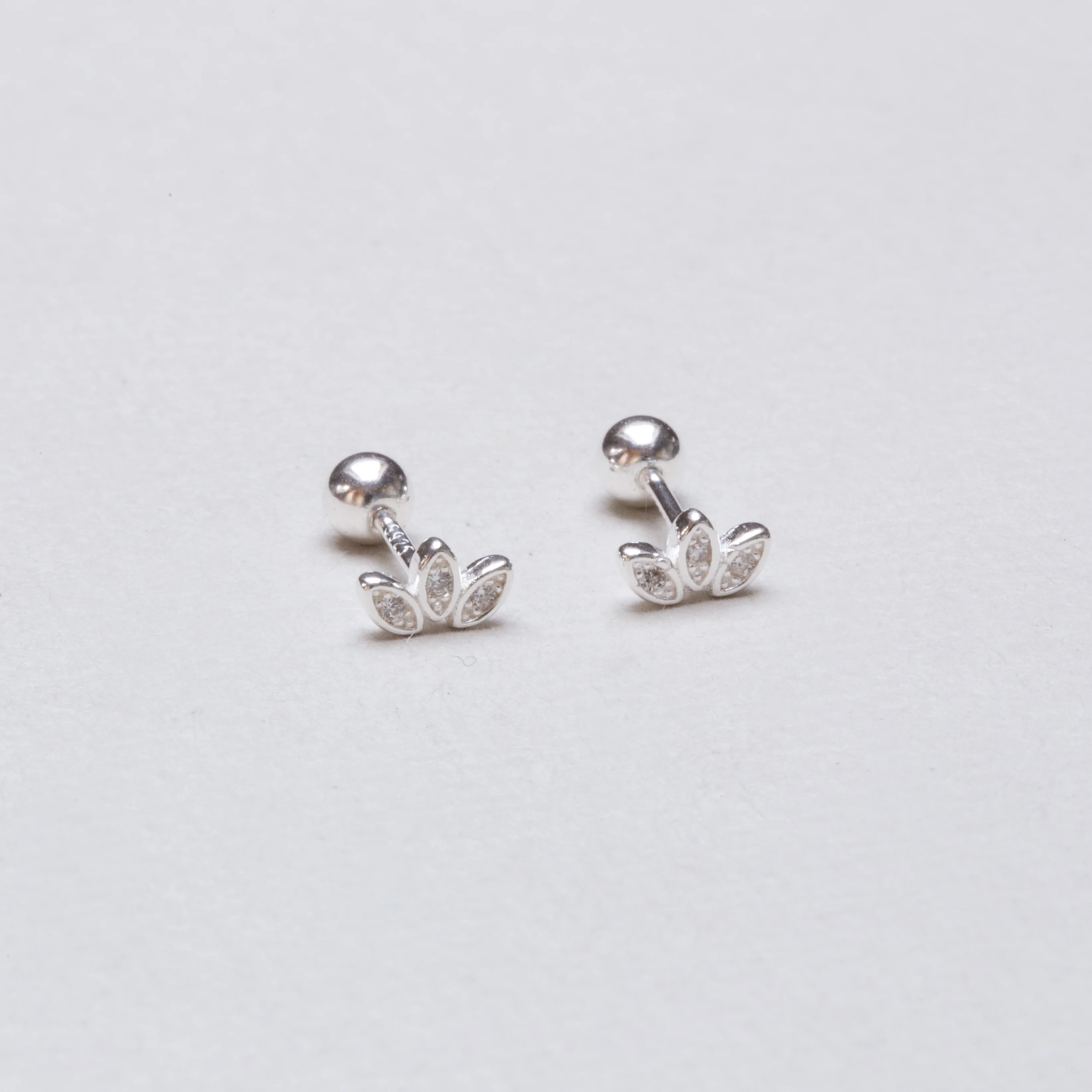 Gold-plated and Silver Petal Stud Cartilage Earring - Image 4