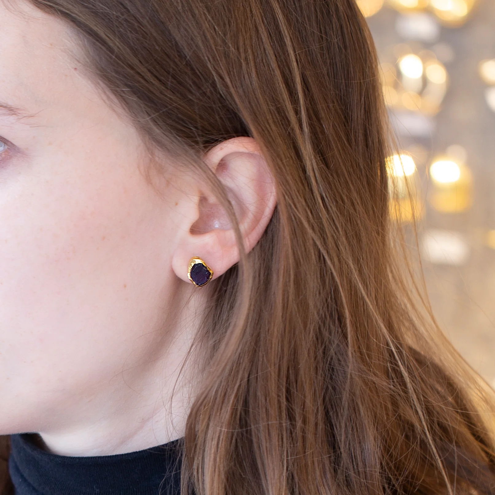 Rough Ametyst Gold Stud Earrings - Image 2