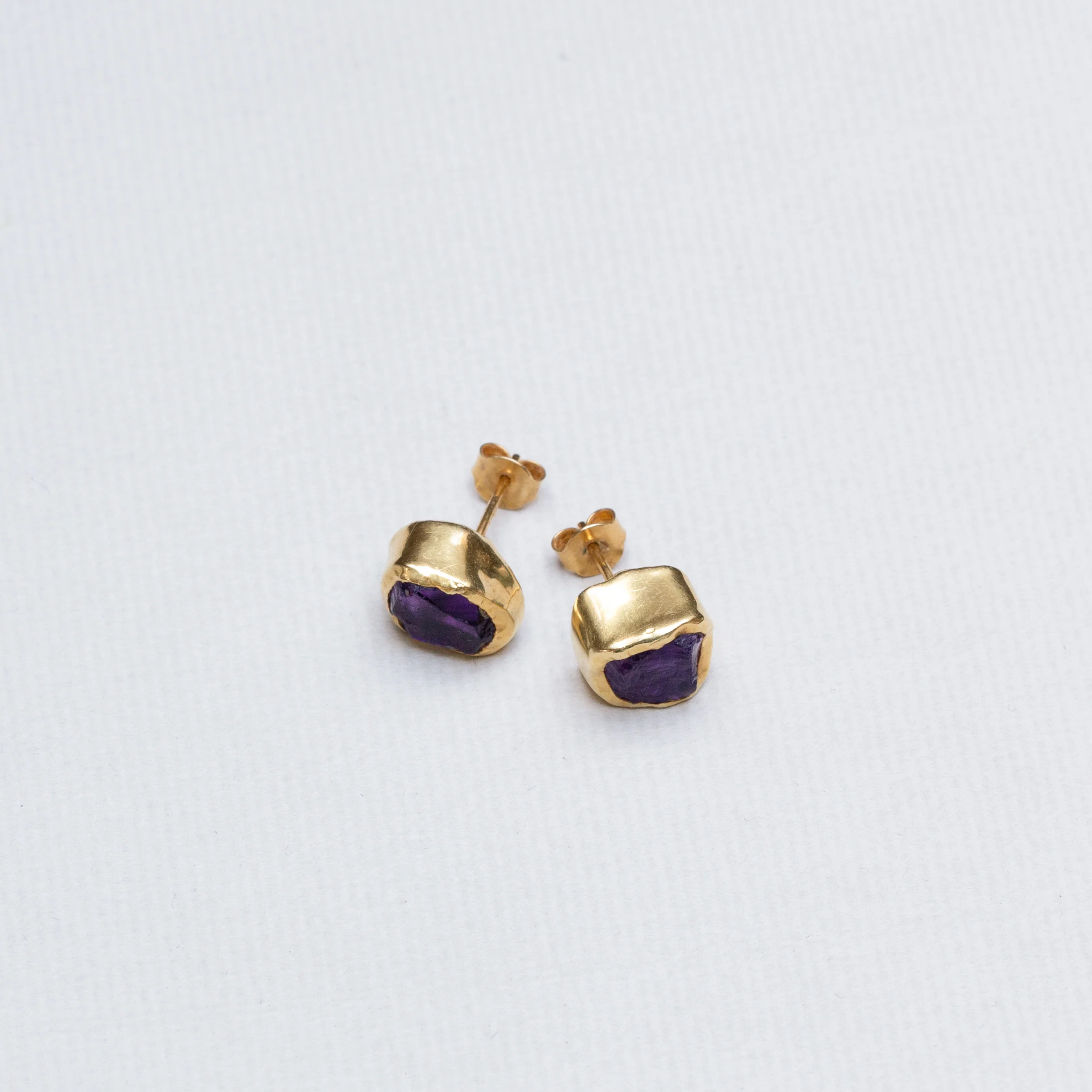 Rough Ametyst Gold Stud Earrings - Image 4