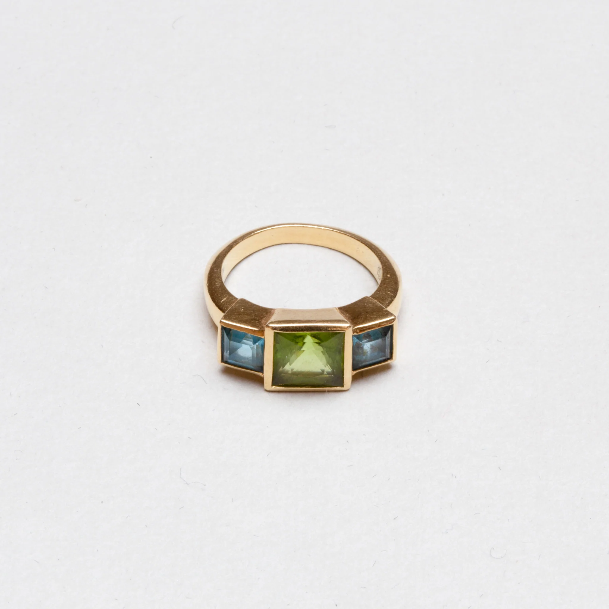 Vintage 18ct Gold Ring with Peridot and Blue Topaz