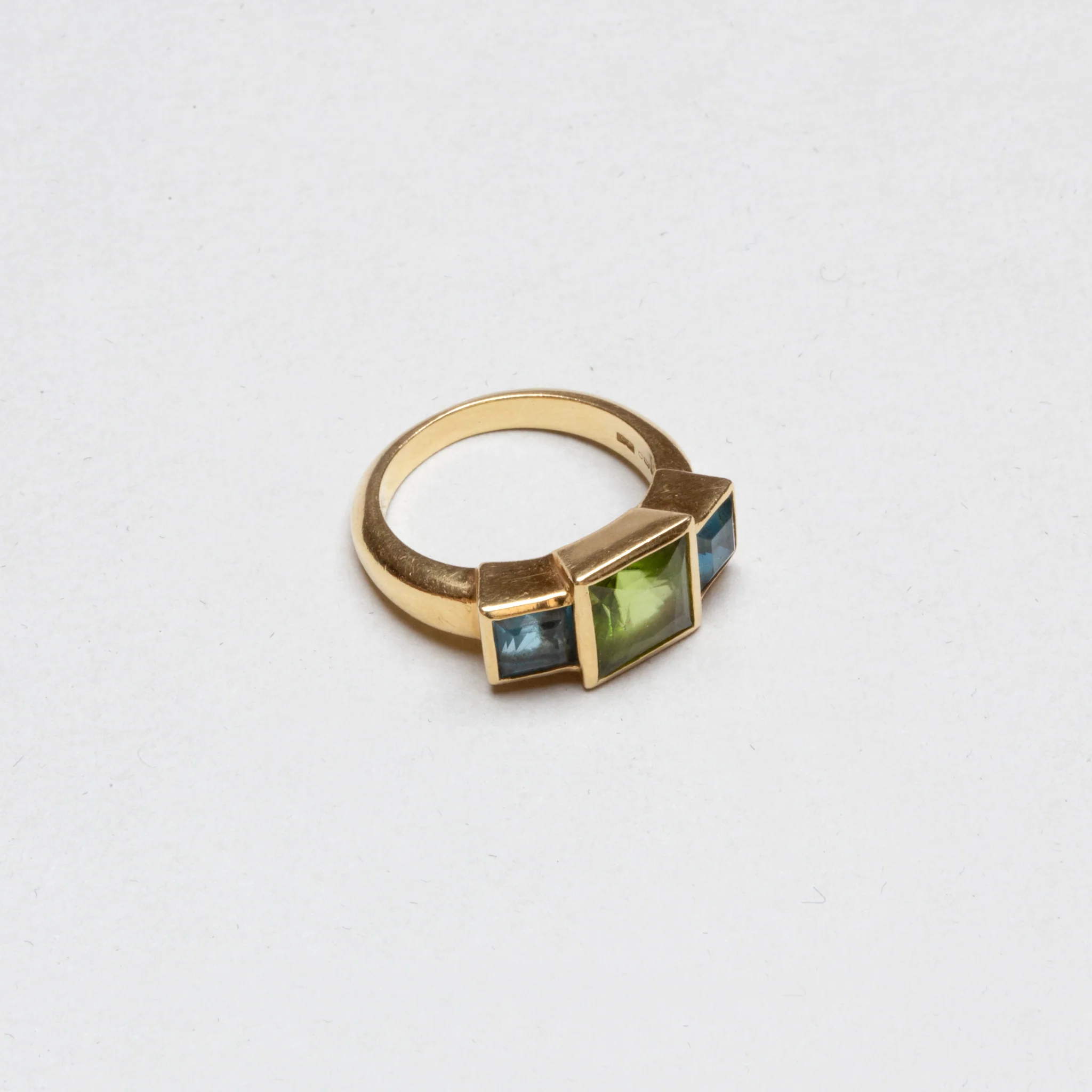 Vintage 18ct Gold Ring with Peridot and Blue Topaz - Image 2