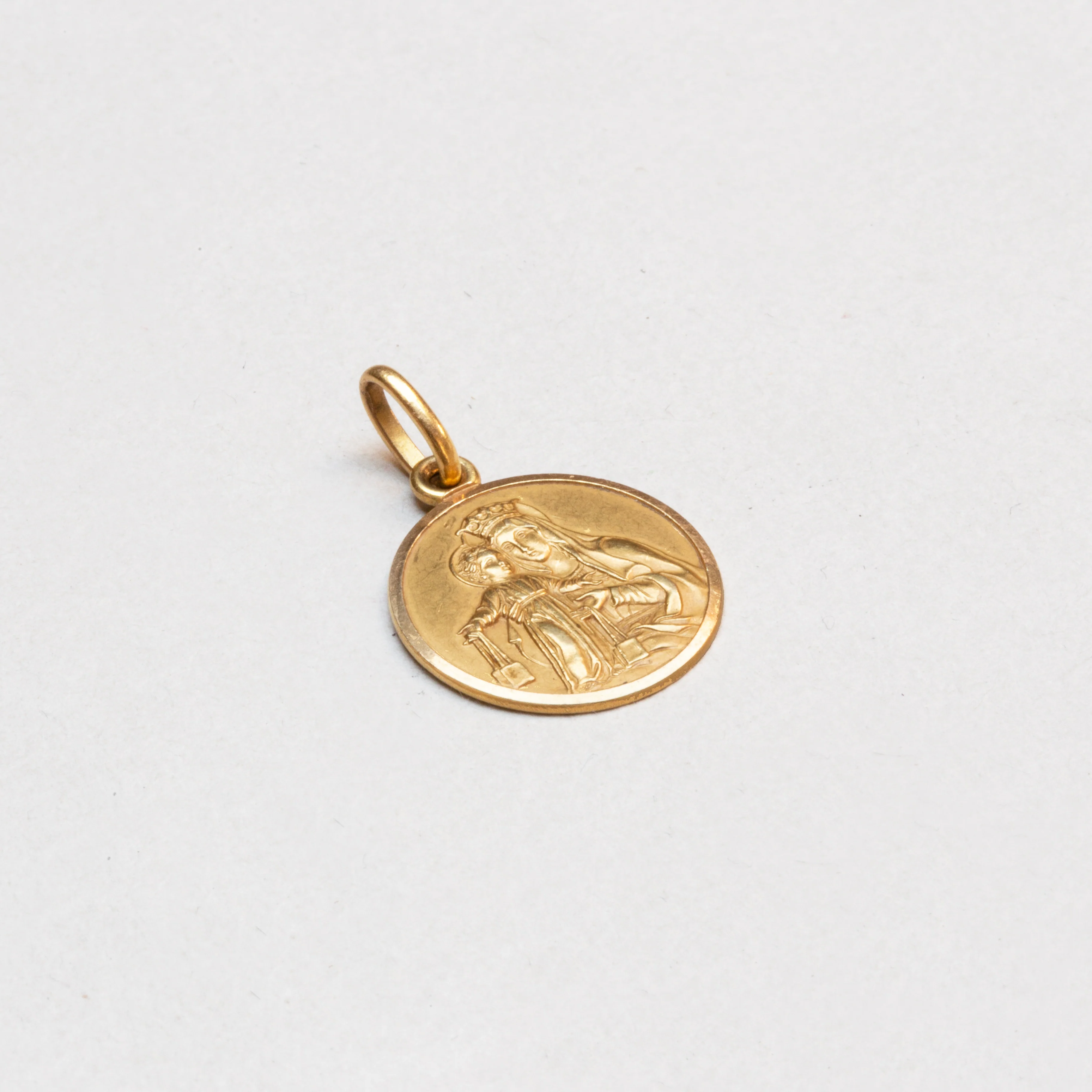 Vintage 18ct Gold Madonna and Child Pendant Charm - Image 3
