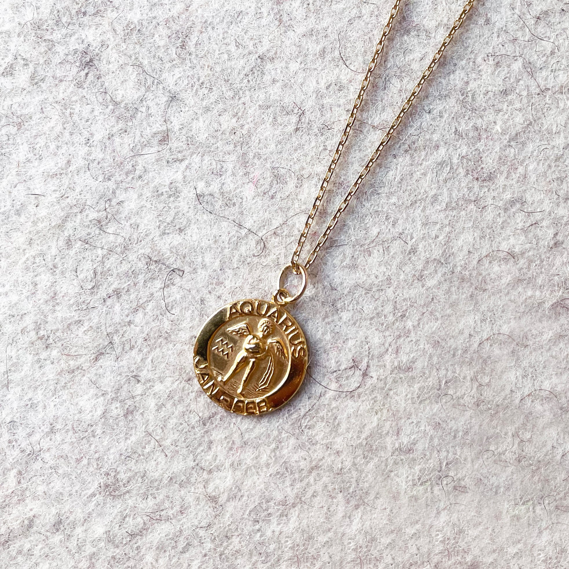 Vintage 9ct Gold Aquarius Pendant Charm - Image 2