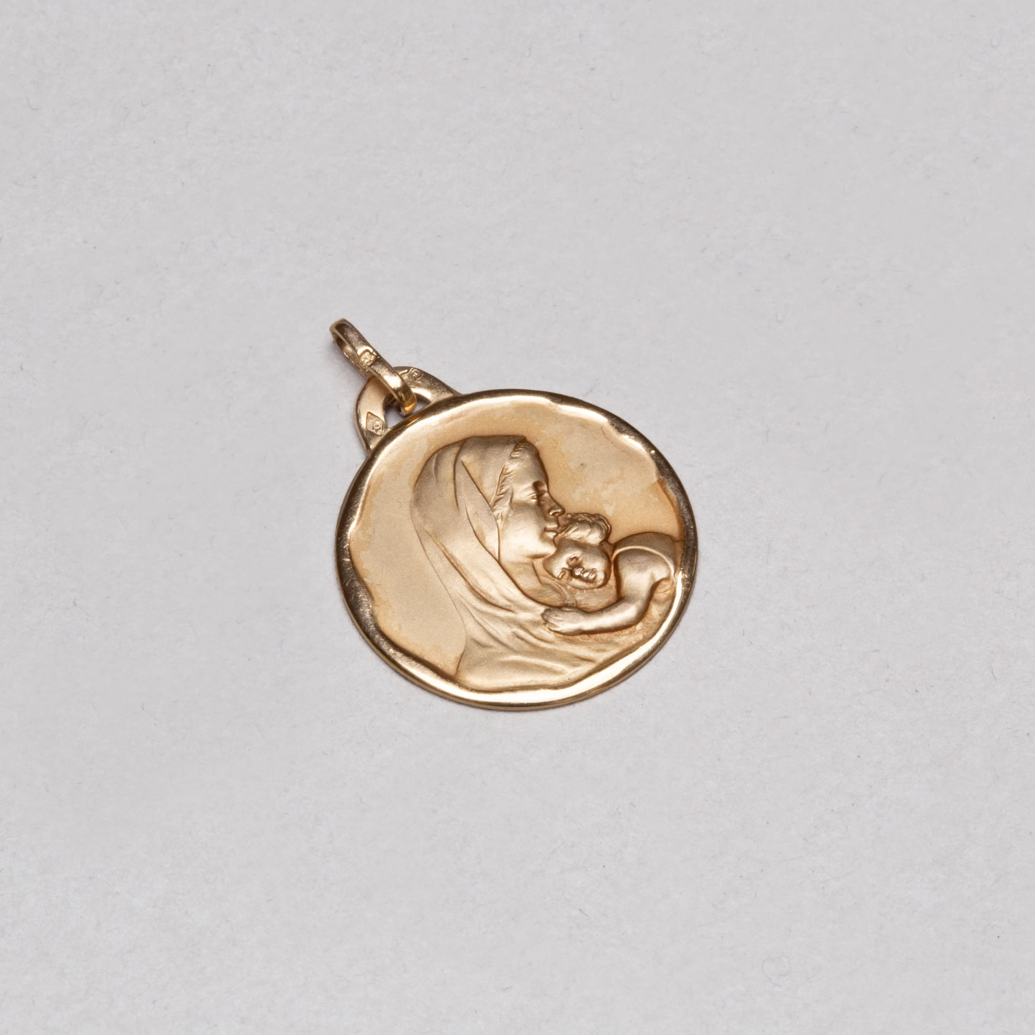 Vintage 9ct Gold Madonna Pendant - Image 2