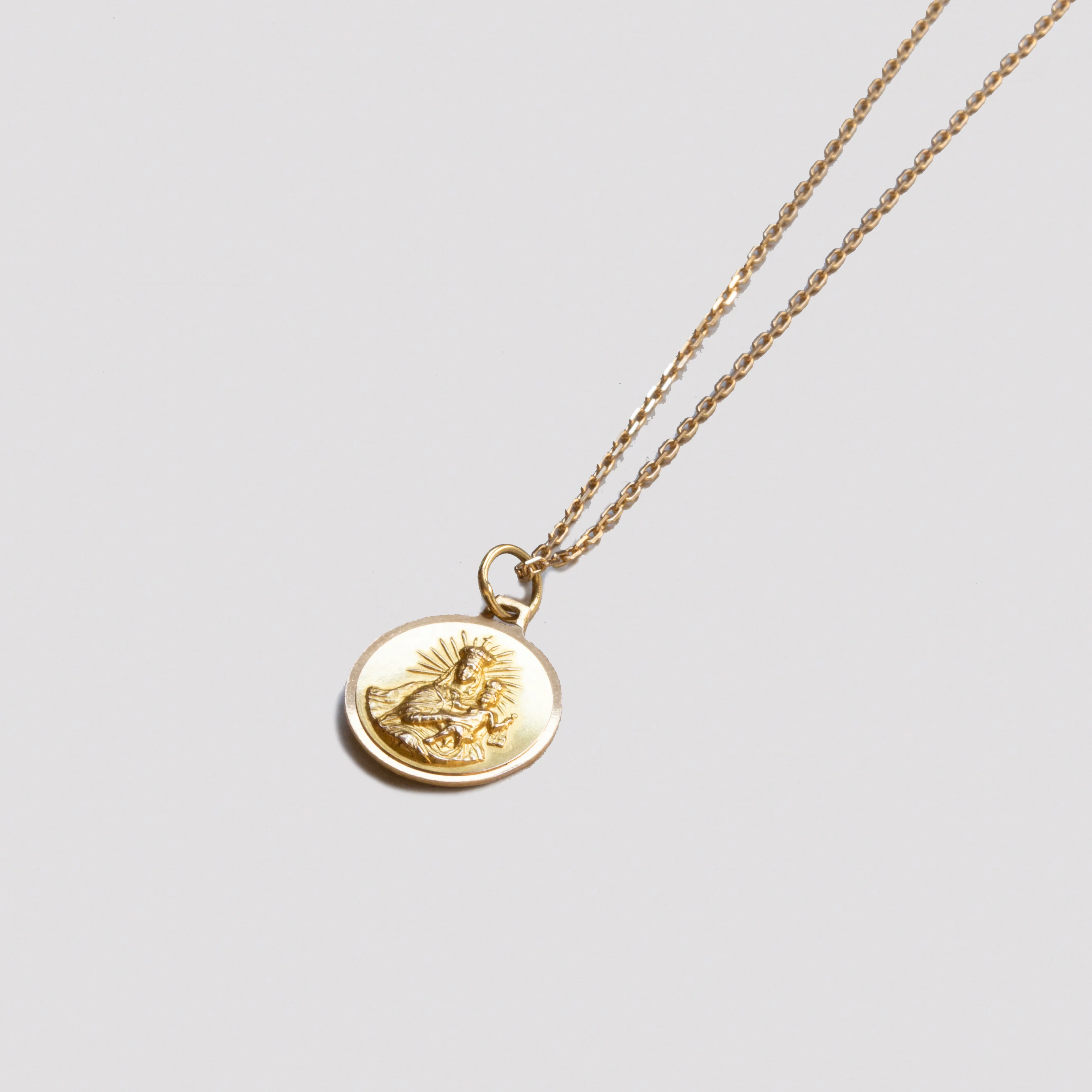 Vintage Double-sided 18ct Gold Madonna and Jesus Pendant Charm - Image 2