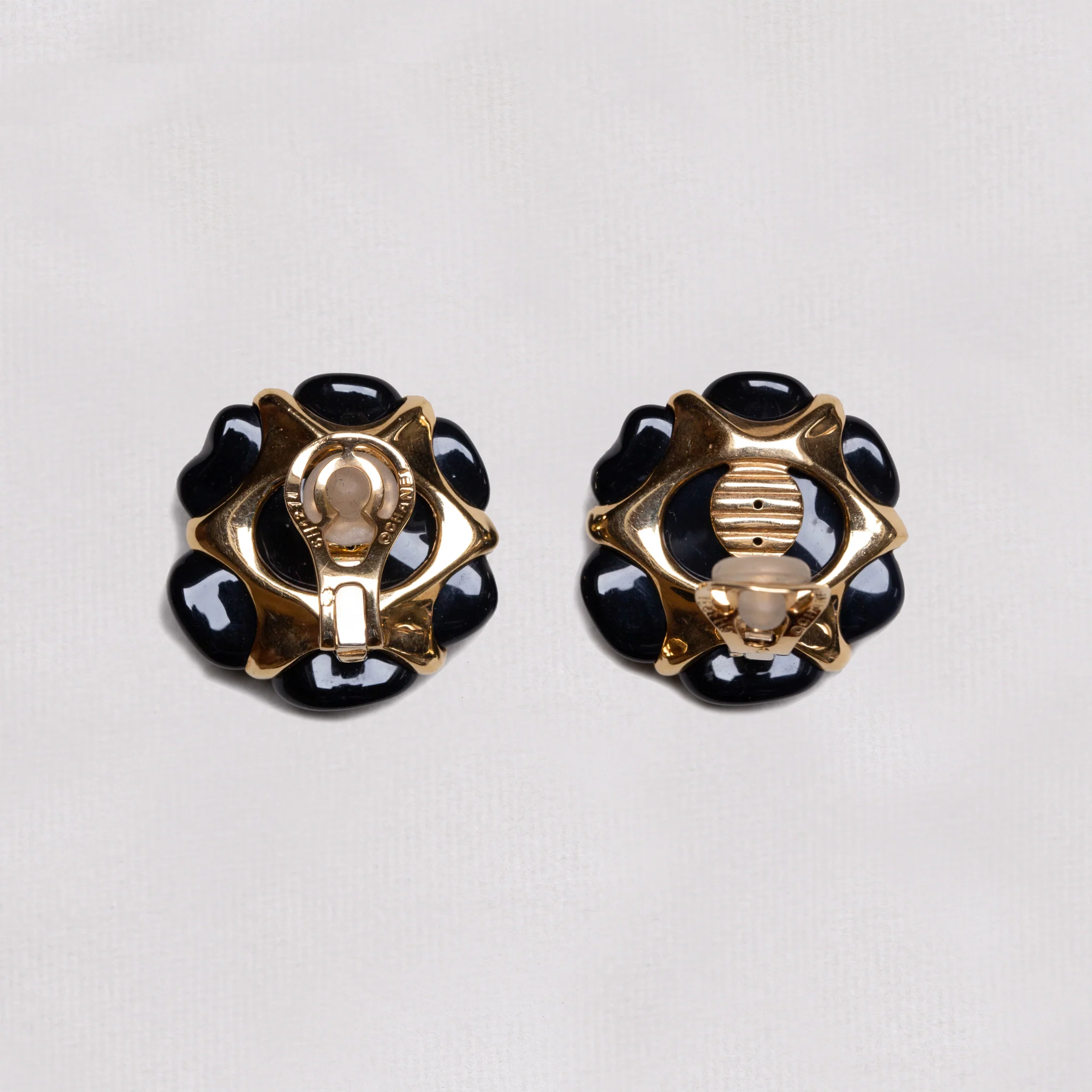 Vintage Chanel 18ct Gold and Black Onyx Camelia Clip-on Earrings - Image 3