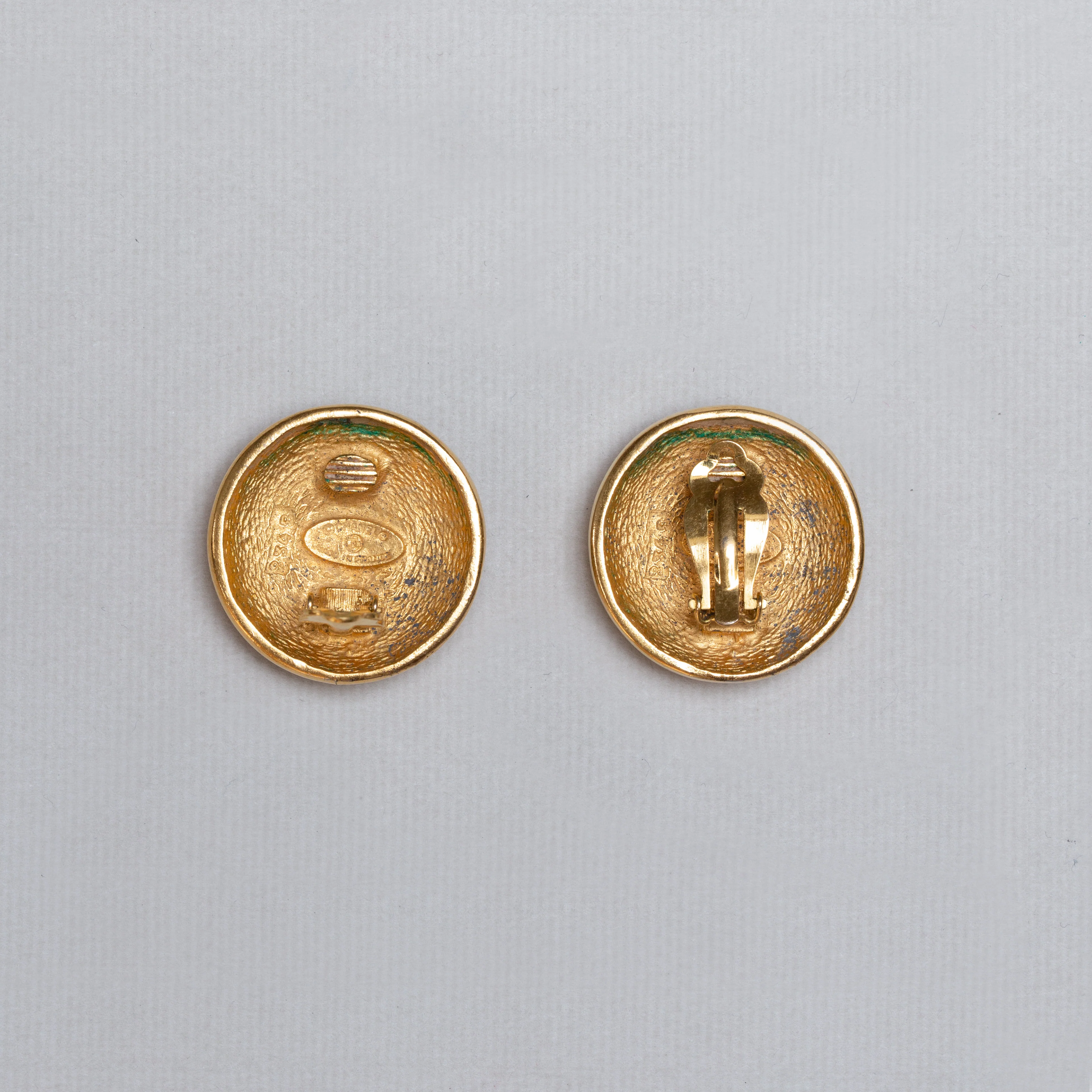 Vintage Chanel Gold Clip-on Earrings - Image 3