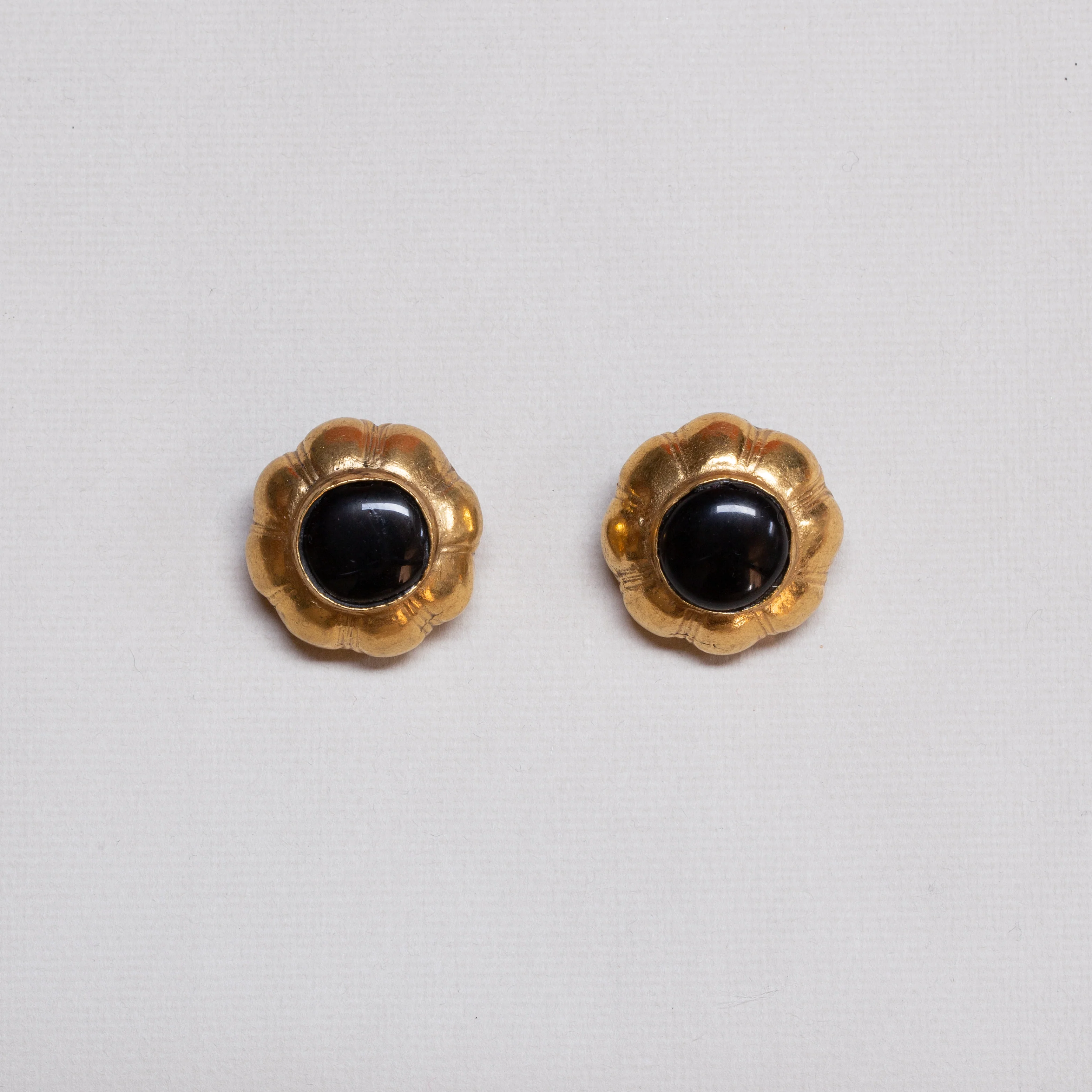 Vintage Chanel Gold Clip-on Earrings - Image 3