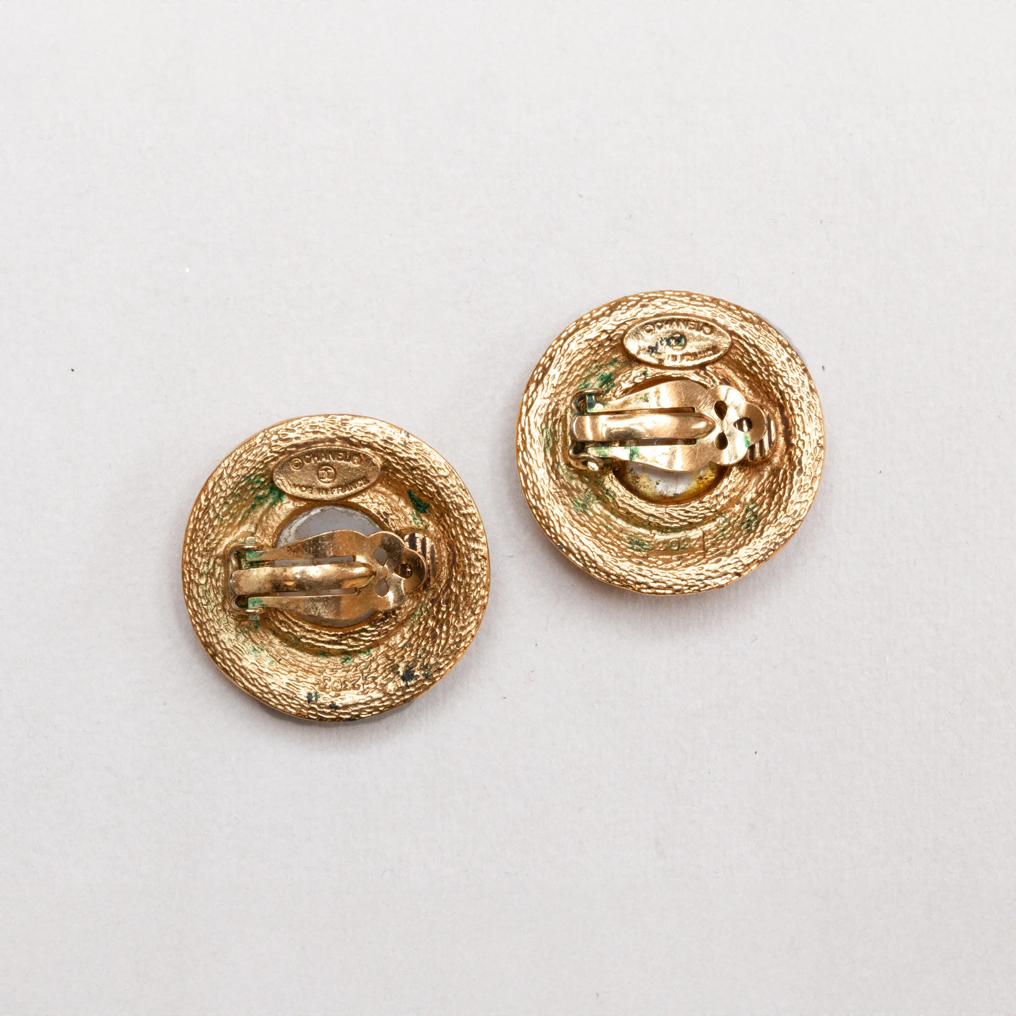 Vintage Chanel Gold Clip-on Earrings with Faux Pearl - Image 3