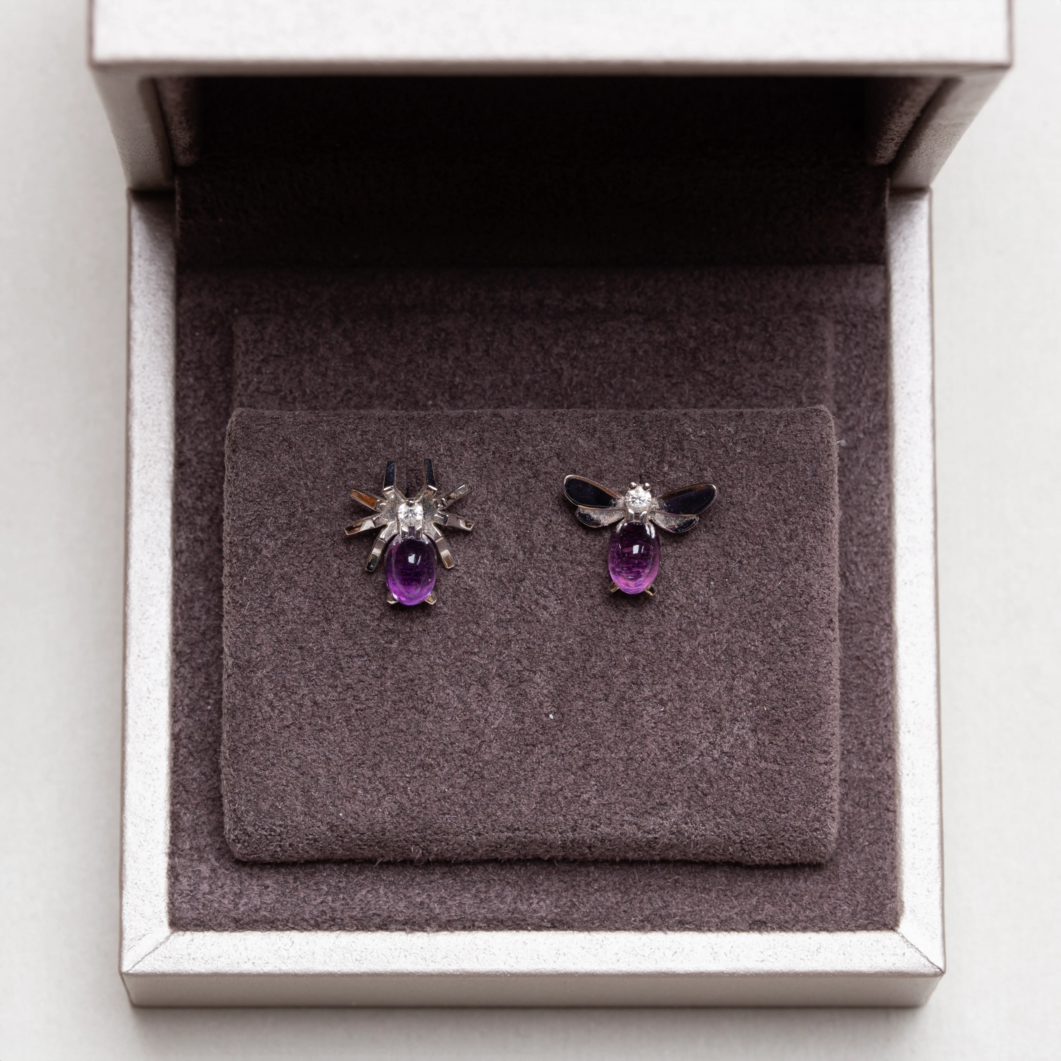 Vintage Chaumet White Gold Stud Earrings with Diamond and Amethyst - Image 3