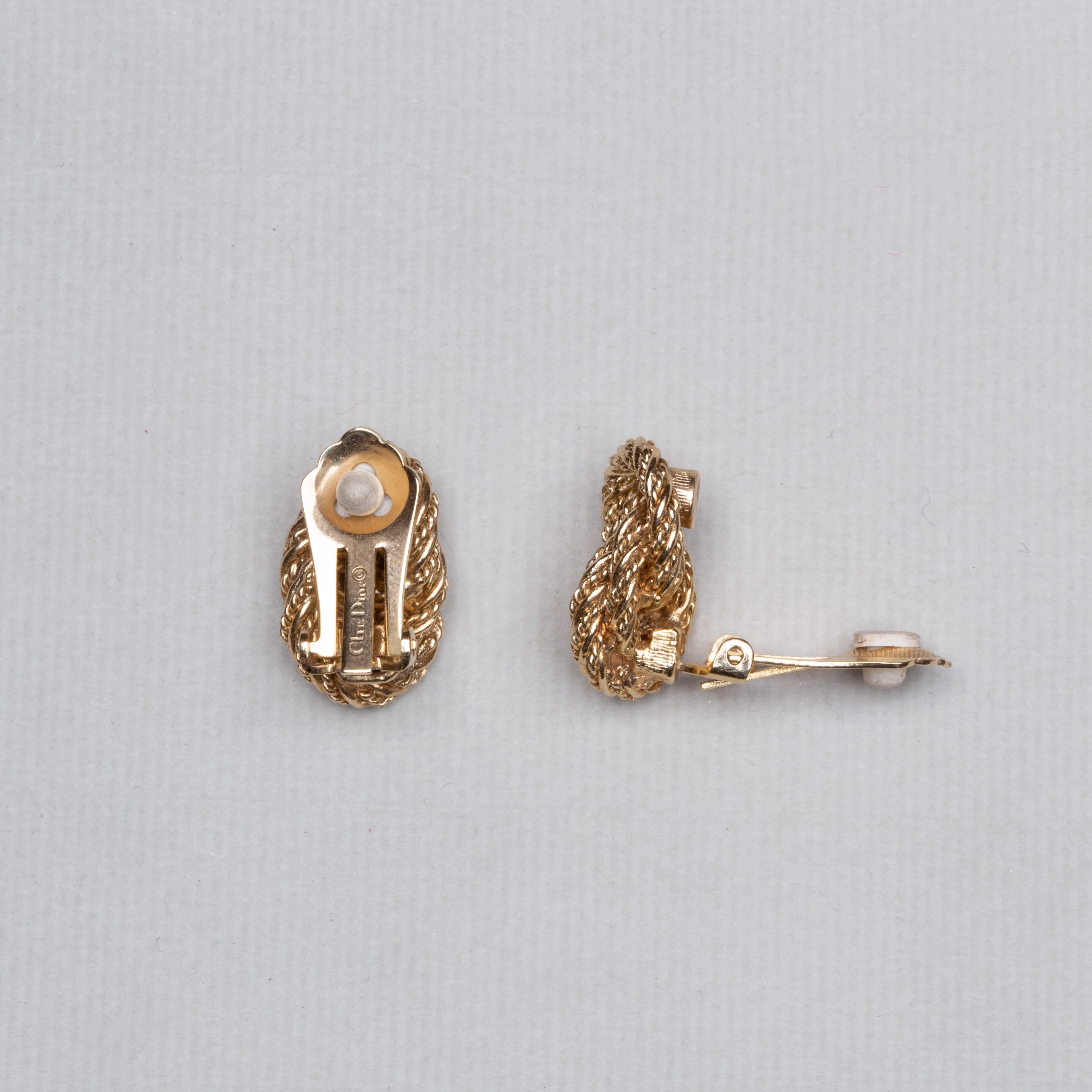 Vintage Gold Knot Clip-on Earrings - Image 3