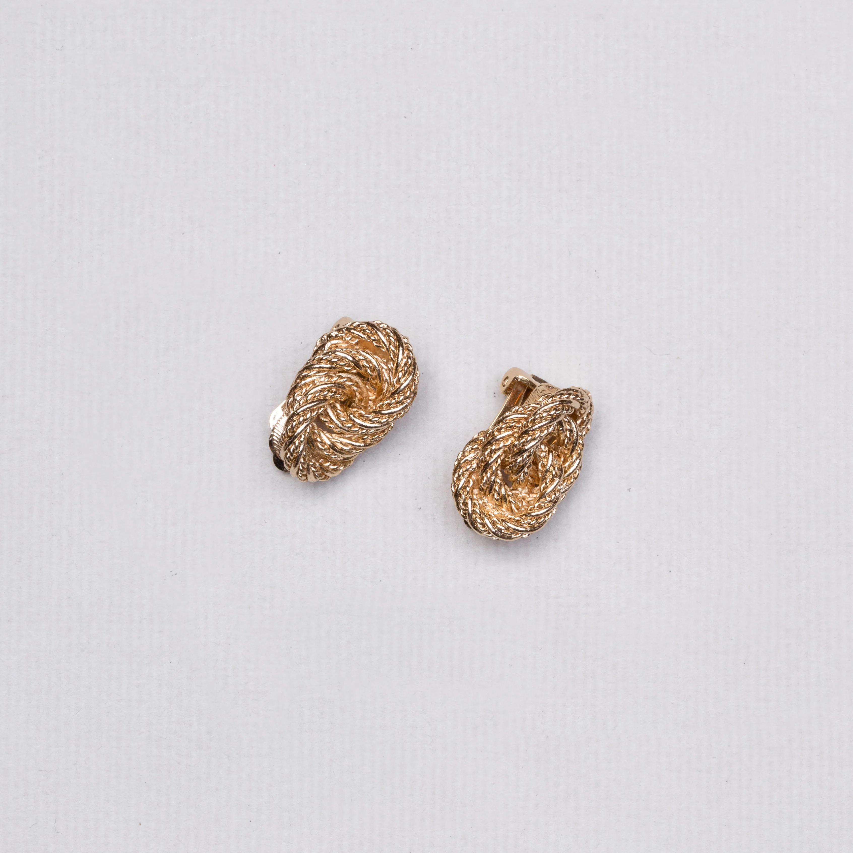 Vintage Gold Knot Clip-on Earrings - Image 4