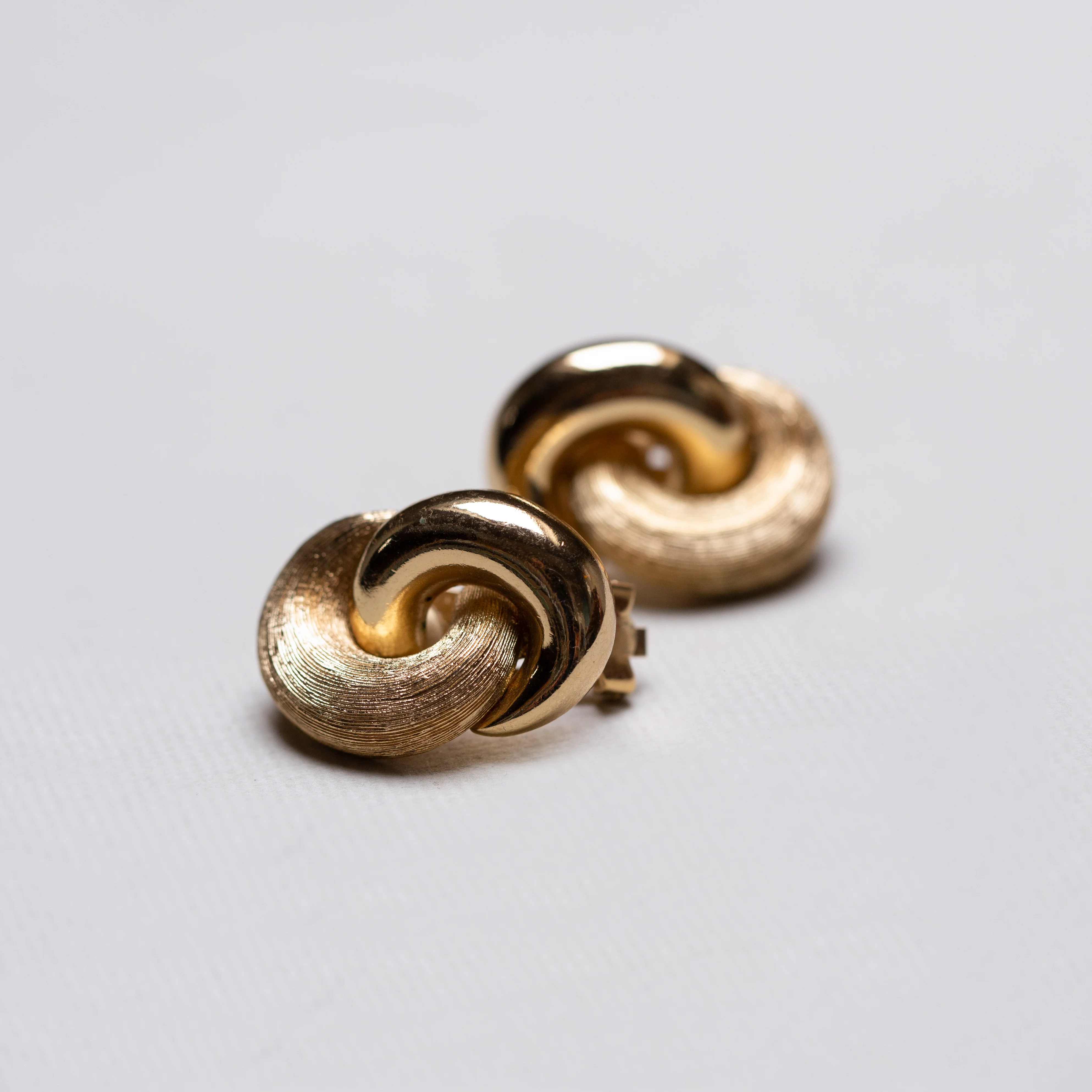 Vintage Gold Double Circle Clip-on Earrings - Image 2