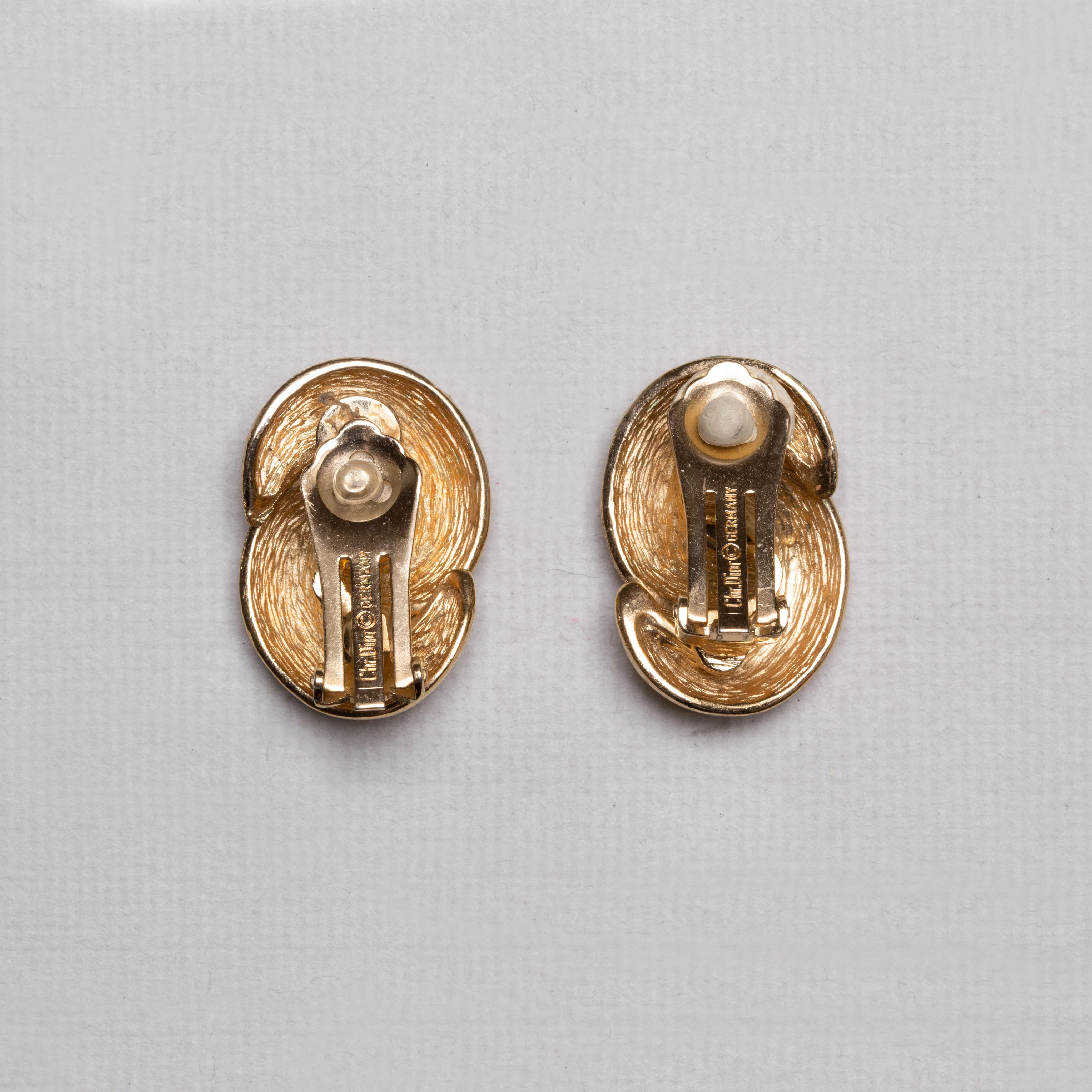 Vintage Gold Double Circle Clip-on Earrings - Image 4