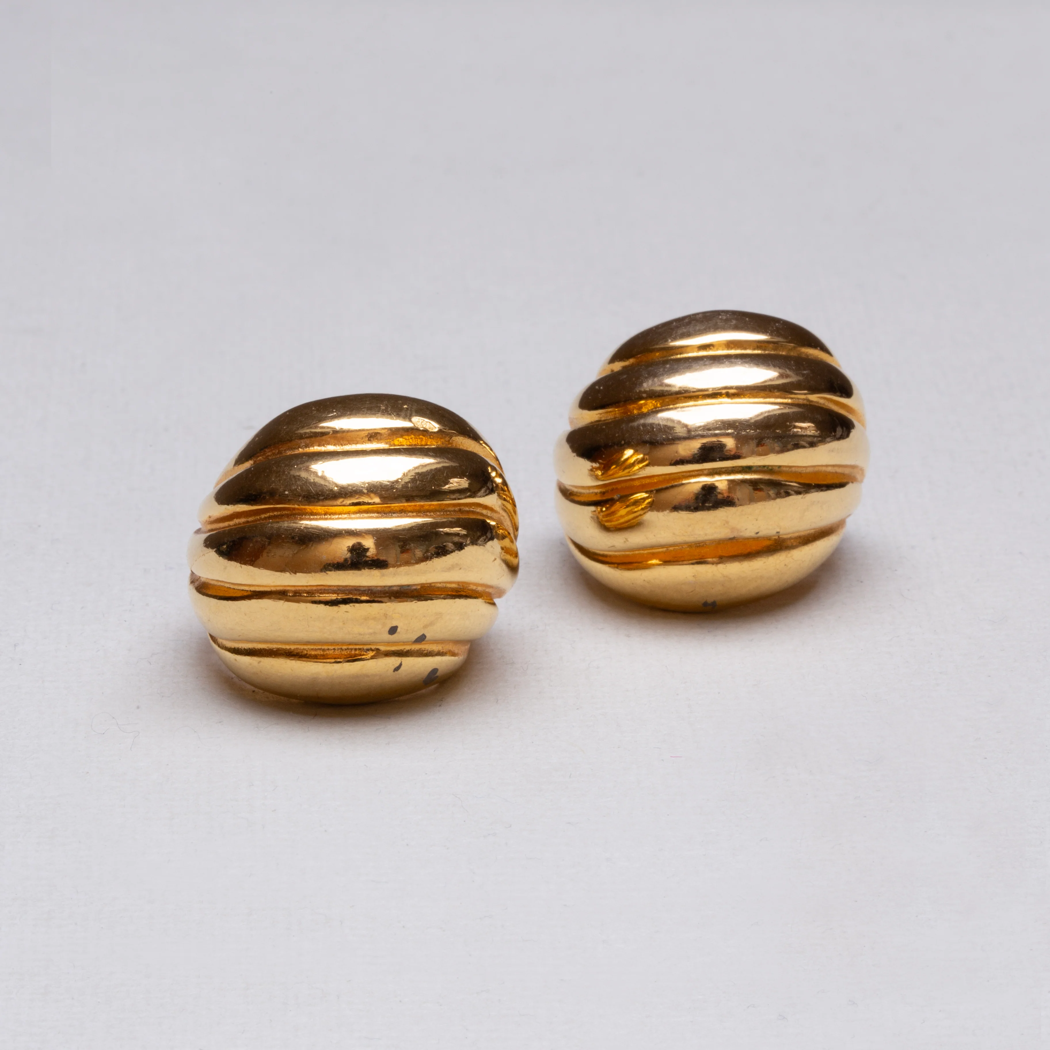 Vintage Gold Ridged Clip-on Earrings - Image 3