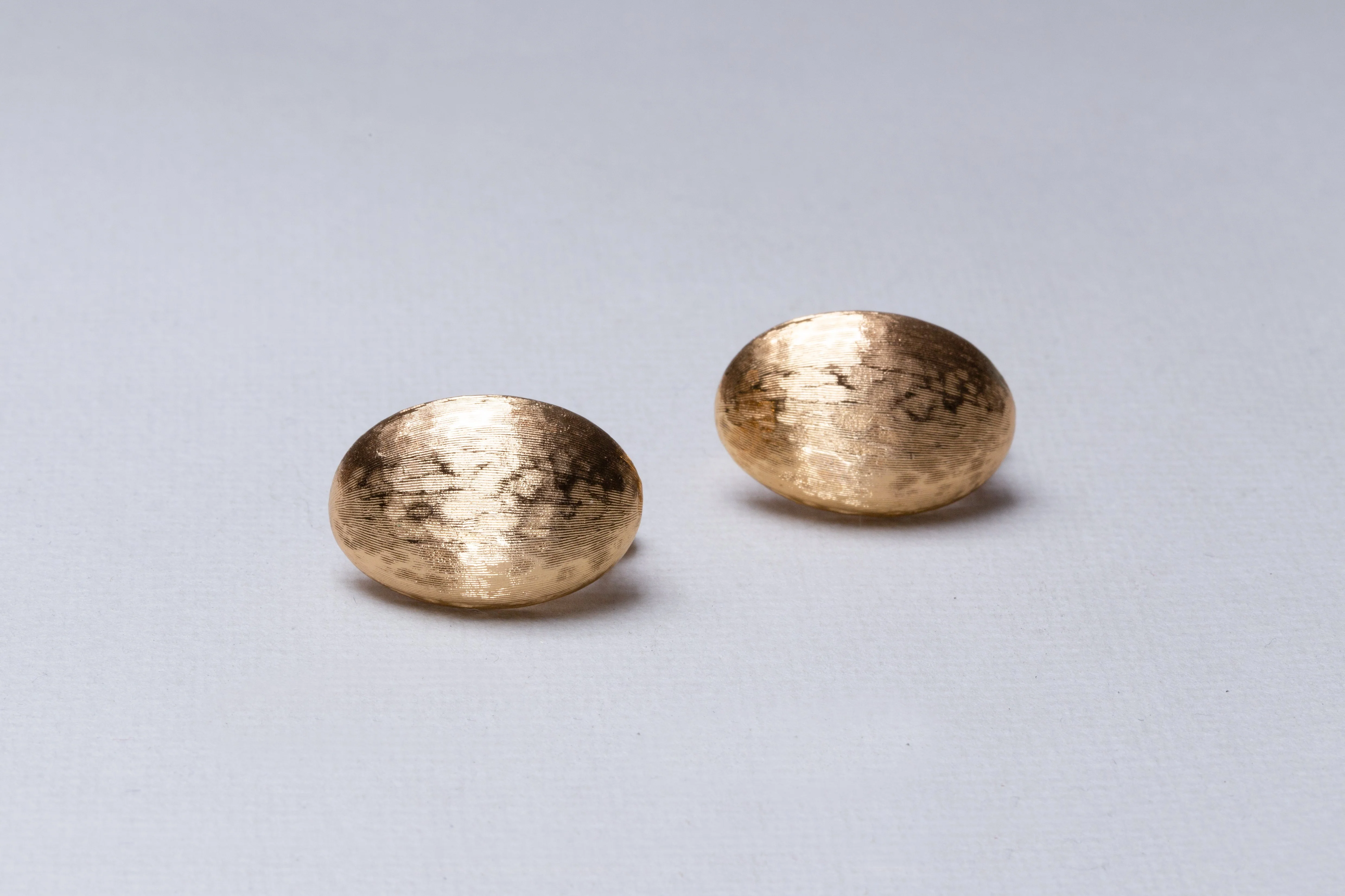 Vintage Gold Textured Clip-on Earrings - Image 3