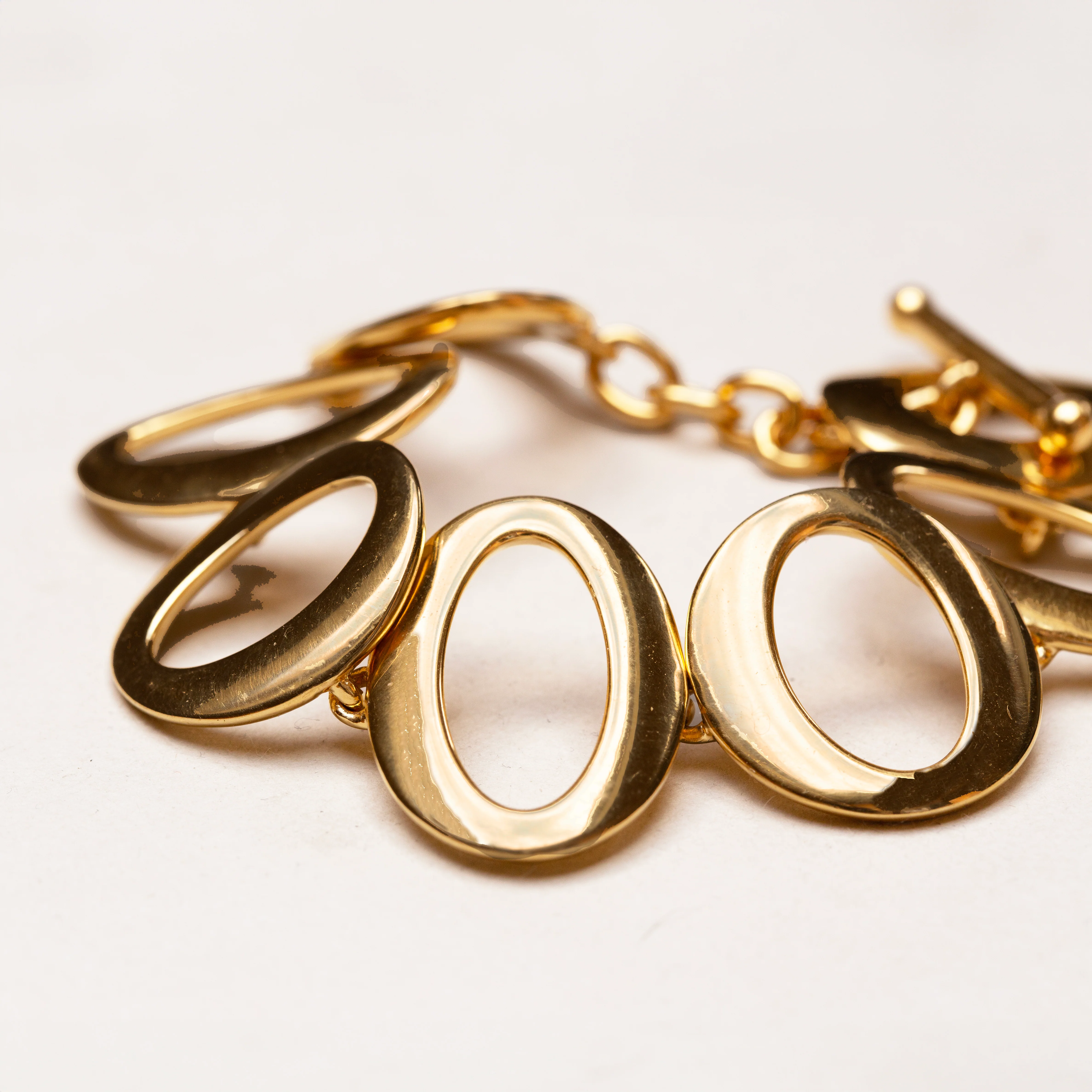 Vintage Monet Gold-plated Circle Link Bracelet - Image 3