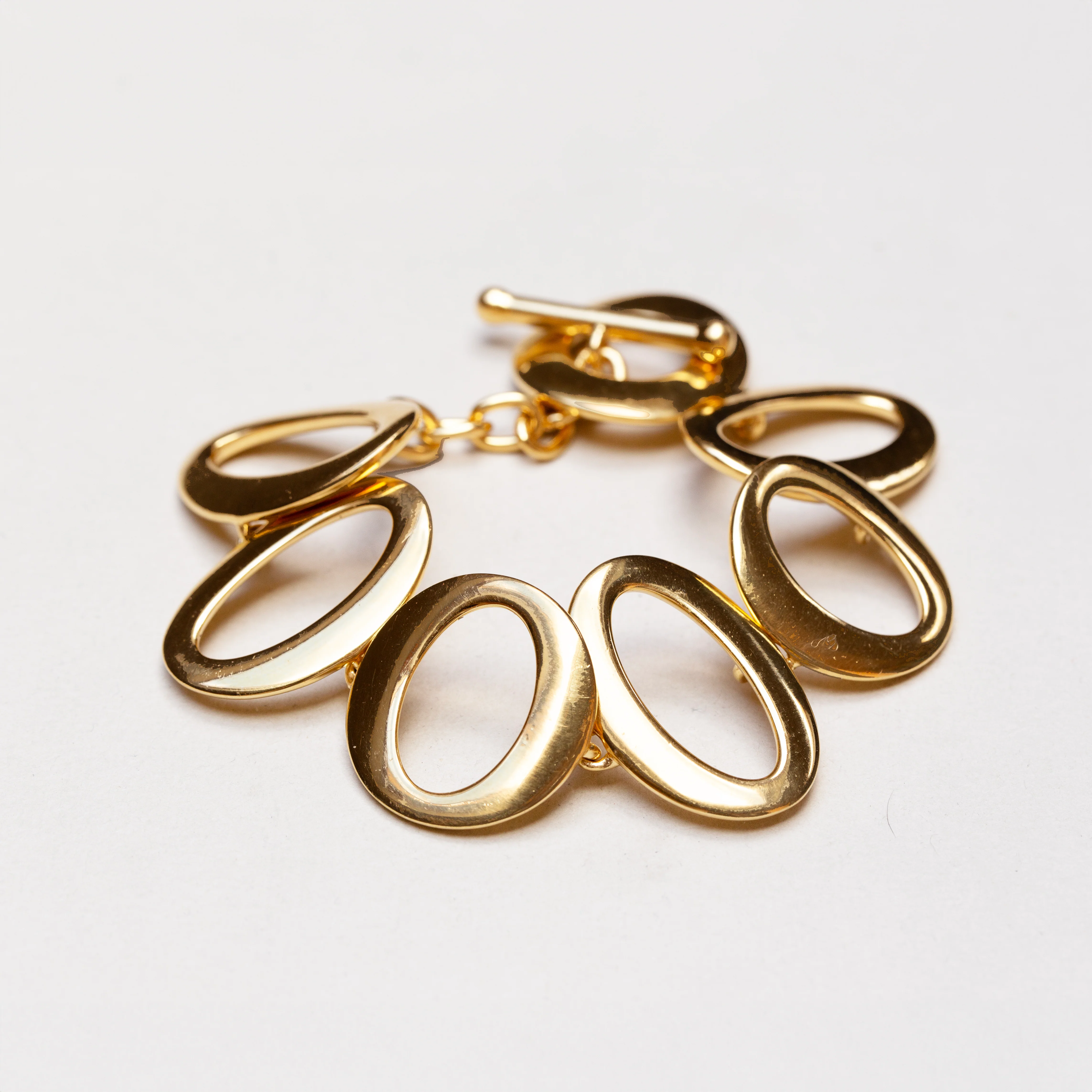 Vintage Monet Gold-plated Circle Link Bracelet - Image 4