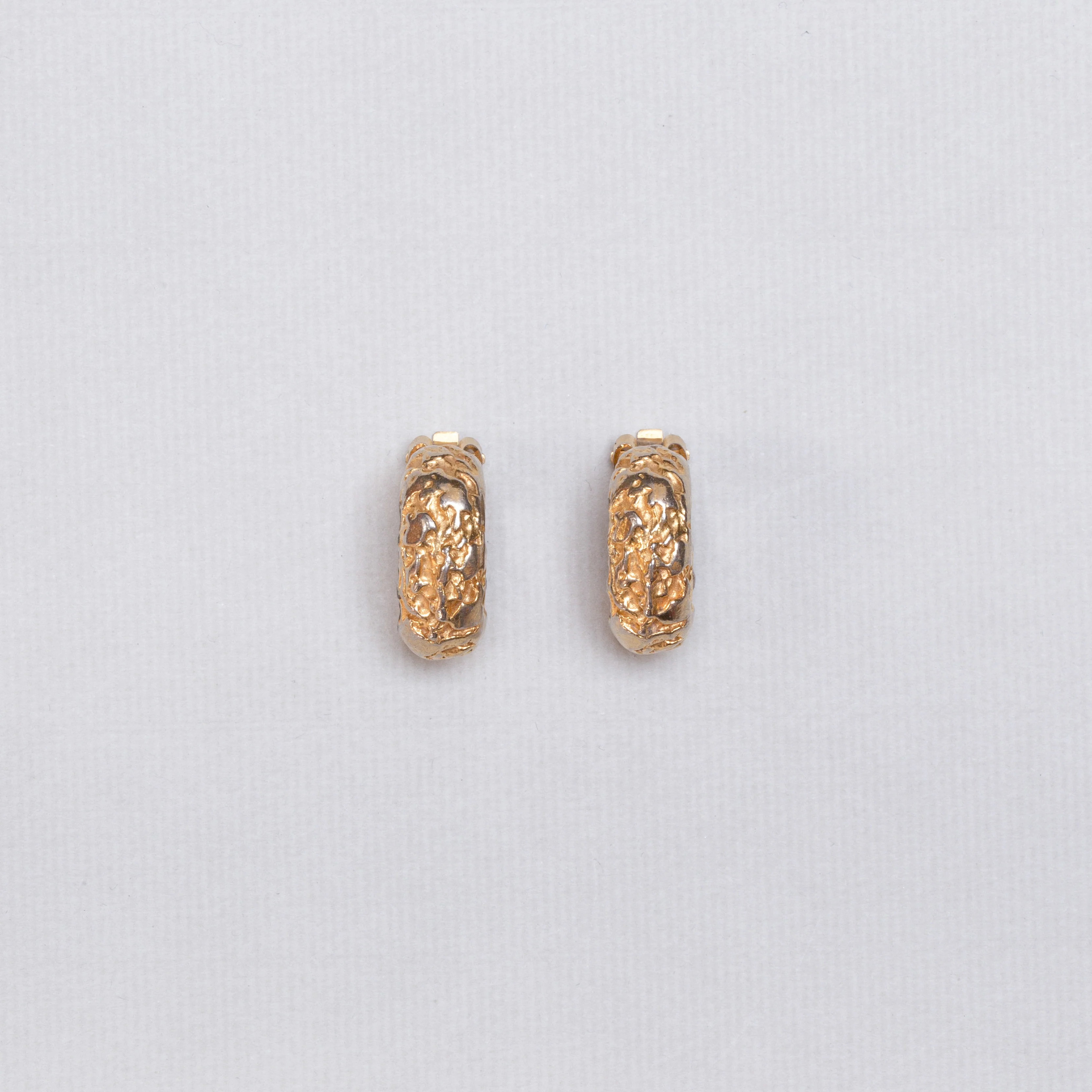 Vintage Textured Gold Clip-on Earrings - Image 3