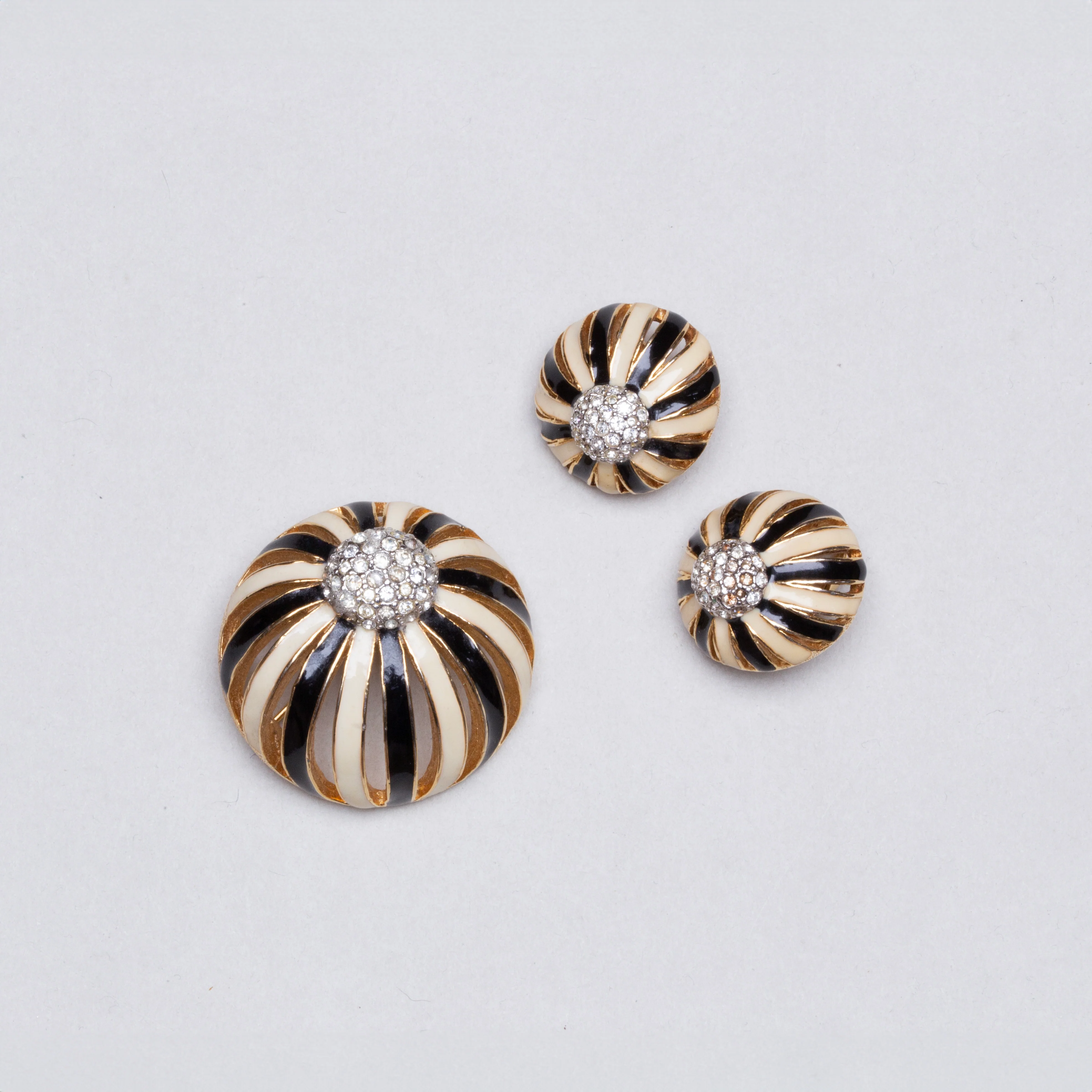 Vintage Set of Trifari Brooch and Clip-on Earrings - Image 3