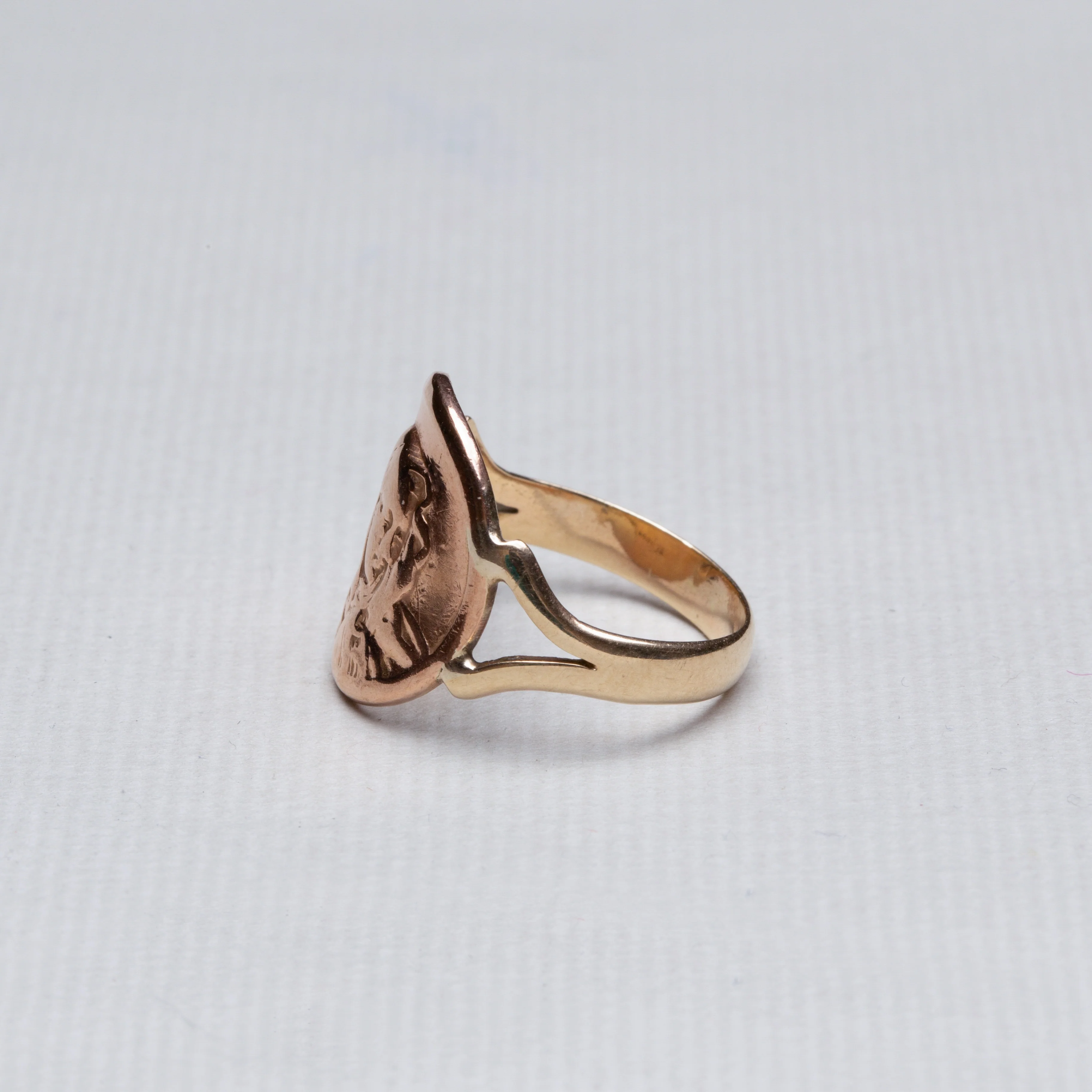 9ct Gold Virgin Mary Ring - Image 3