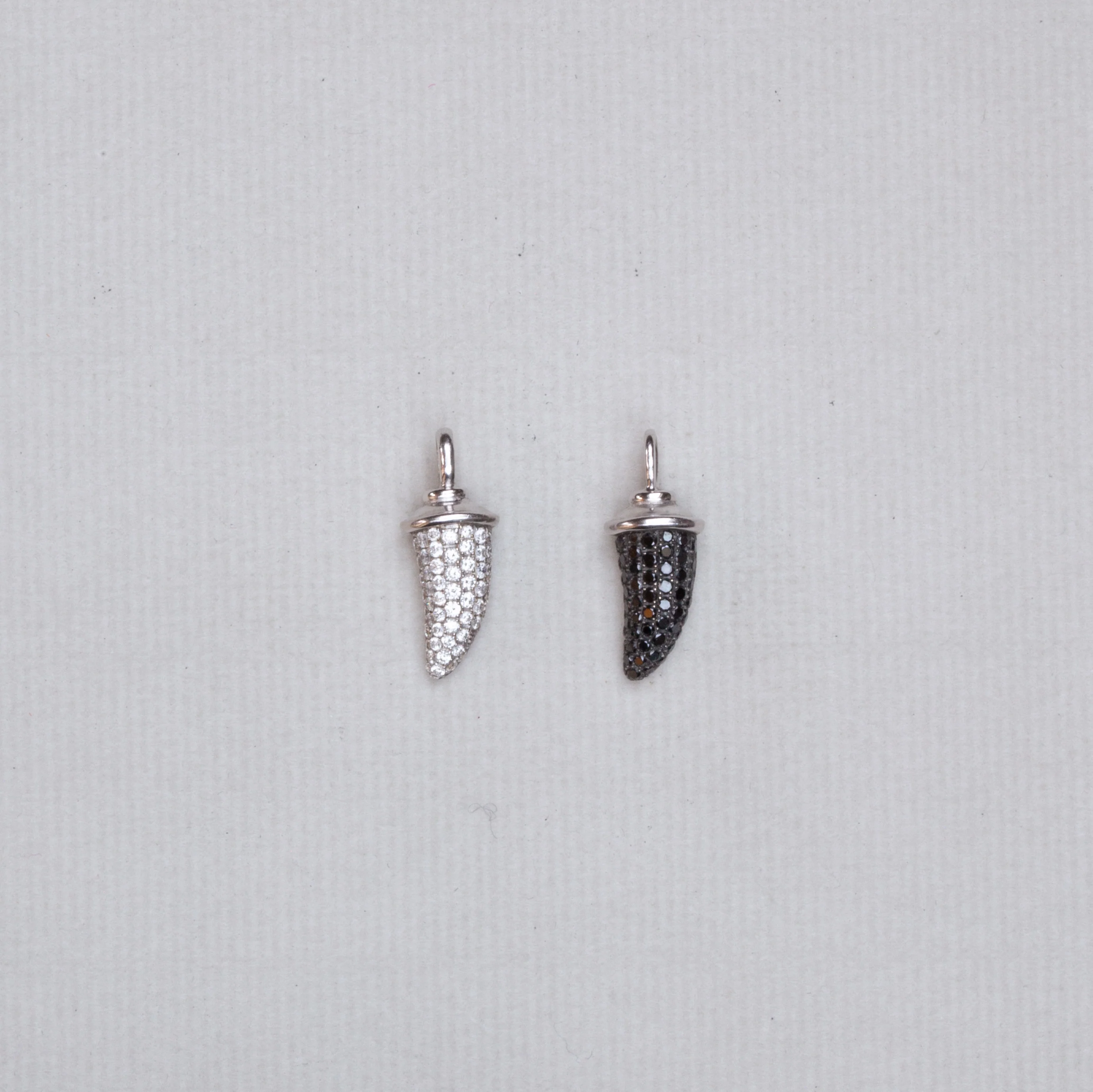 18ct White Gold Horn Pendant Charm - Image 3