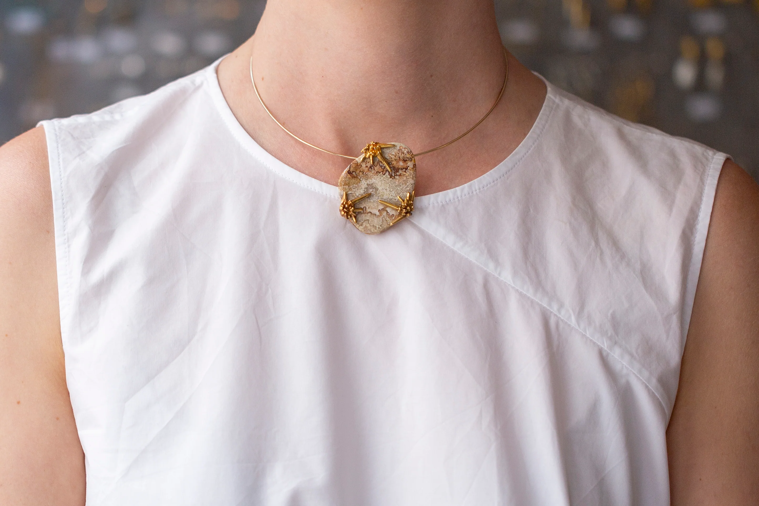 Yellow Agate and Gold Brooch - Image 4